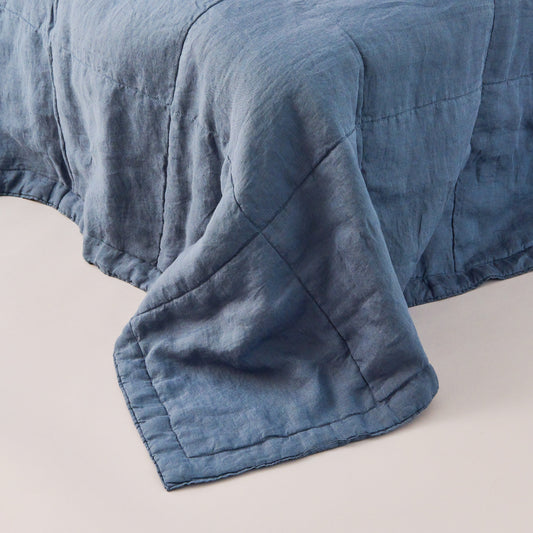 Leinen-Gesteppte Tagesdecke in Atlantikblau aus Leinen von LEINEREI