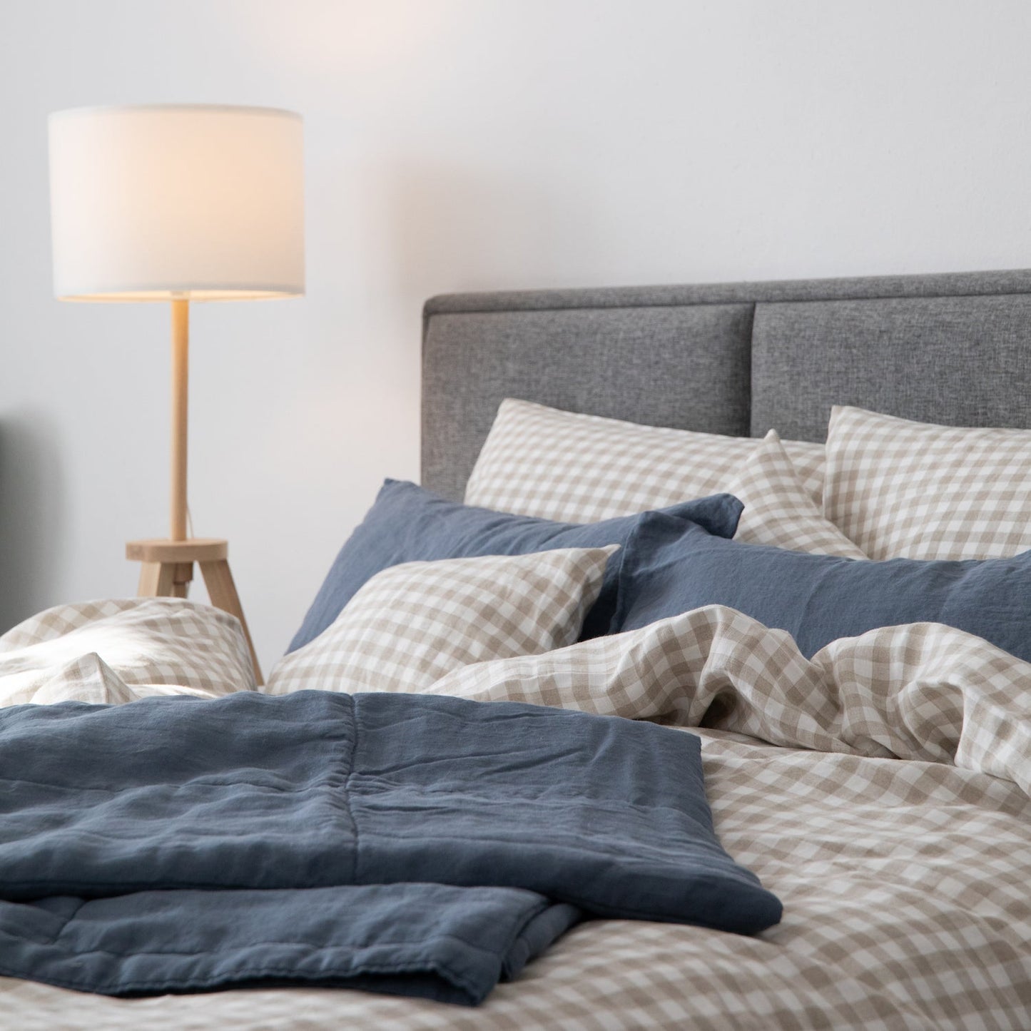 Leinen-Gesteppte Tagesdecke in Atlantikblau aus Leinen von LEINEREI