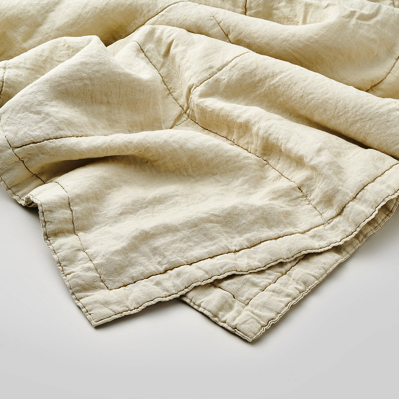 Gesteppte Sofadecke aus Leinen in Sand Beige