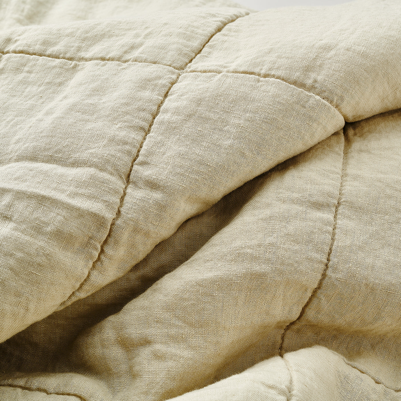 Gesteppte Sofadecke aus Leinen in Sand Beige