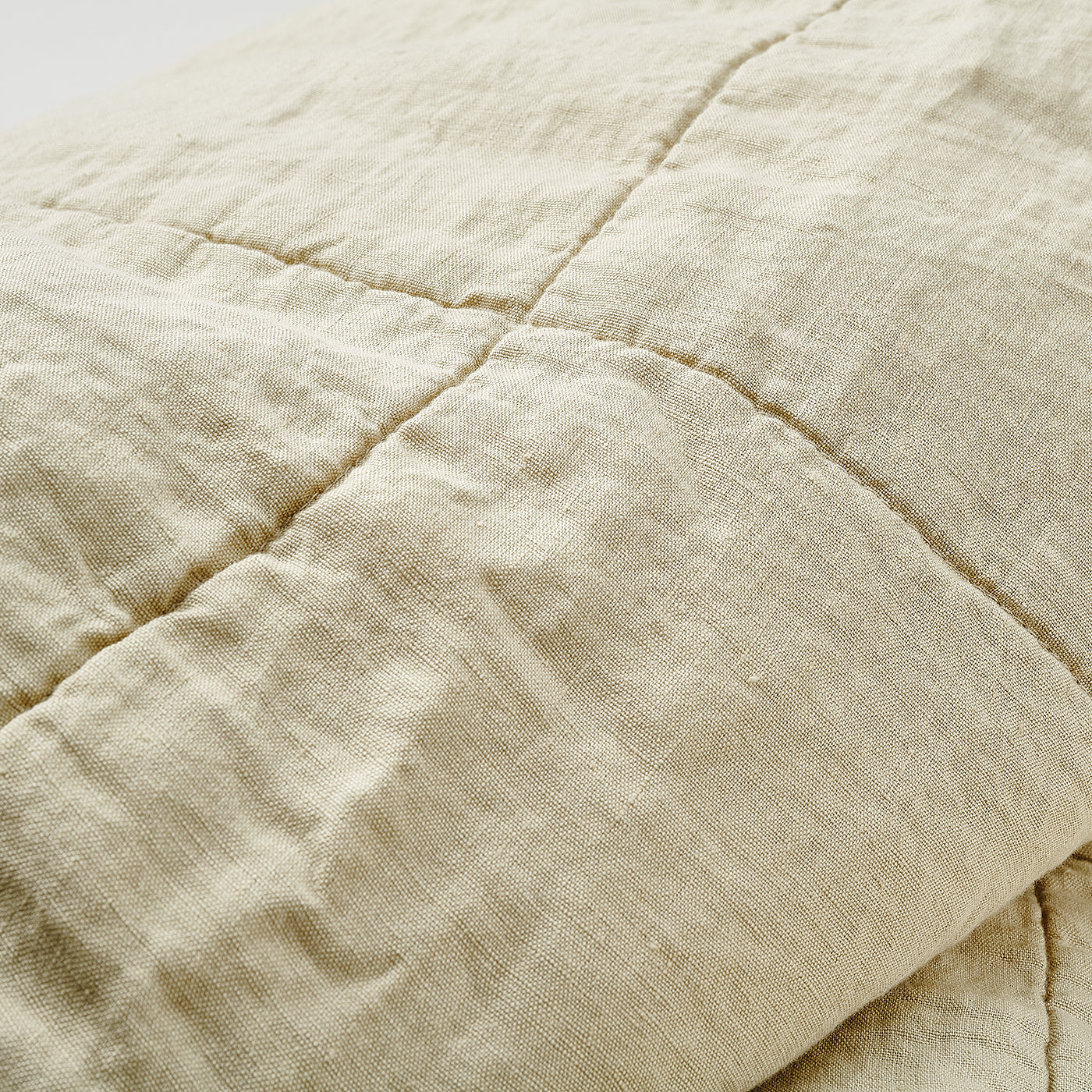 Gesteppte Sofadecke aus Leinen in Sand Beige