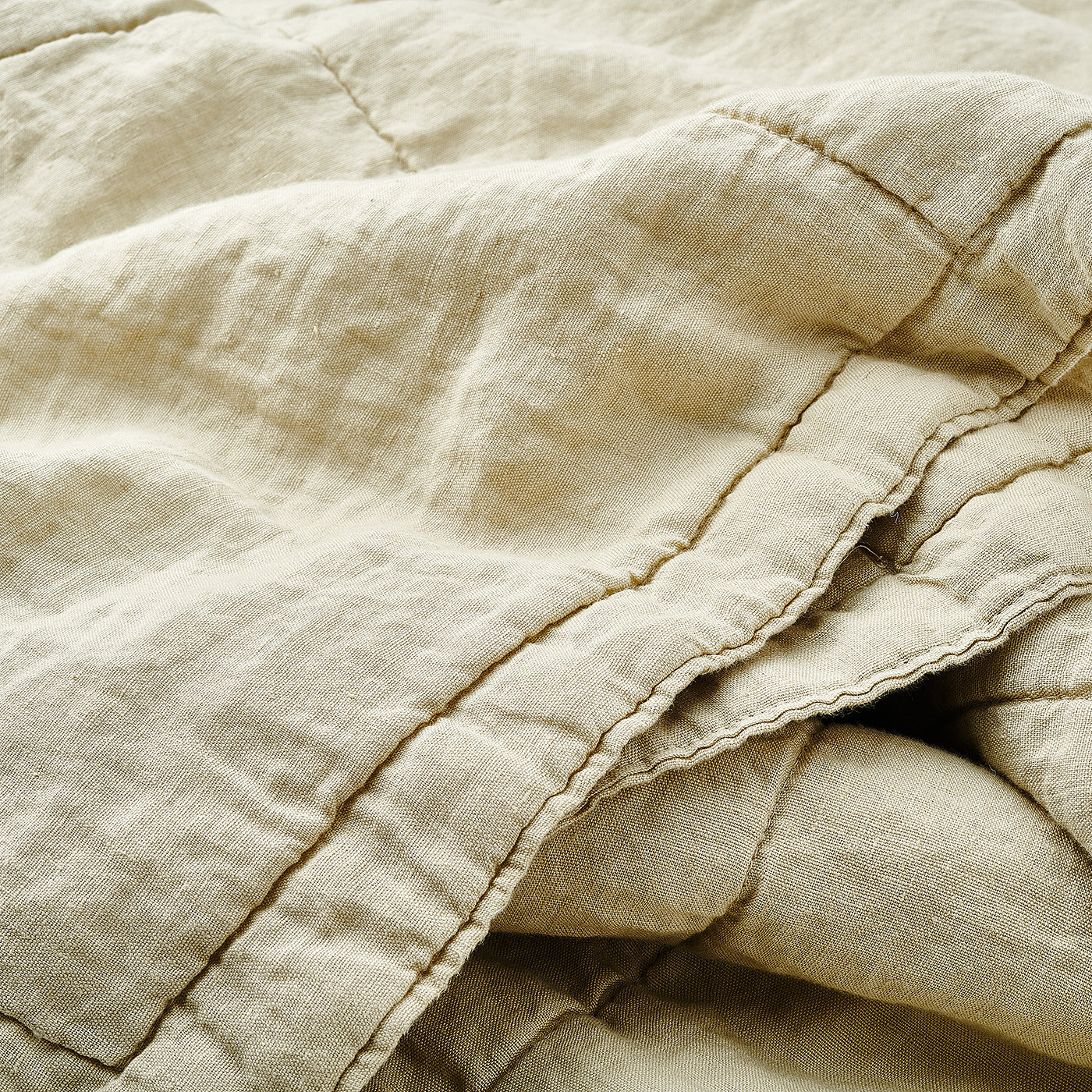 Gesteppte Sofadecke aus Leinen in Sand Beige