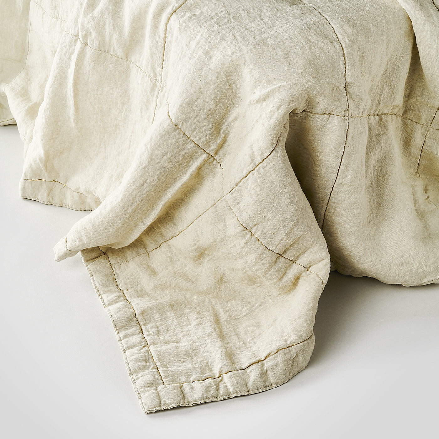 Gesteppte Sofadecke aus Leinen in Sand Beige