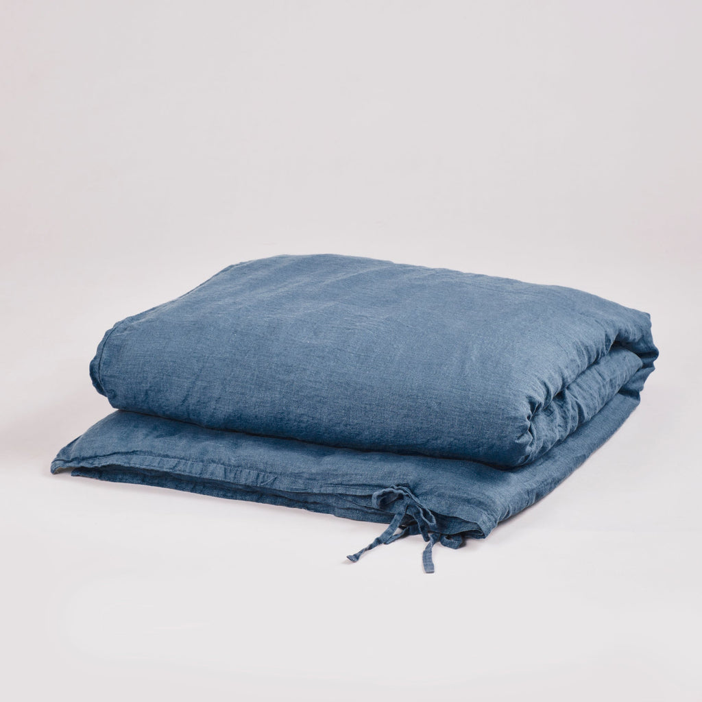 Leinen-Deckenbezug Atlantikblau, gestapelt, aus 100% Leinen, natürlicher maritimer Look, atmungsaktiv und leicht.