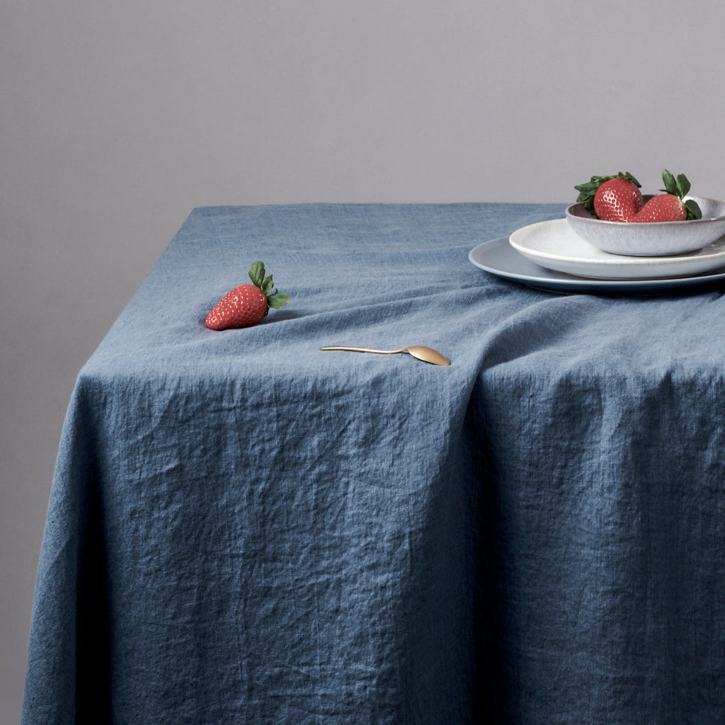 Leinen-Tischdecke Atlantikblau dekoriert mit frischen Erdbeeren und Teller auf einem Tisch.