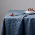 Leinen-Tischdecke Atlantikblau dekoriert mit frischen Erdbeeren und Teller auf einem Tisch.