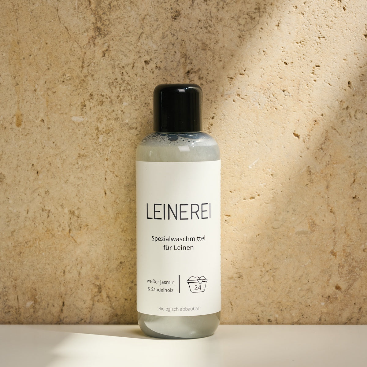 Leinen-Waschmittel von LEINEREI - Premium Leinenpflege, made in Germany. Biologisch abbaubar. Konzentrat für nachhaltigen Gebrauch.