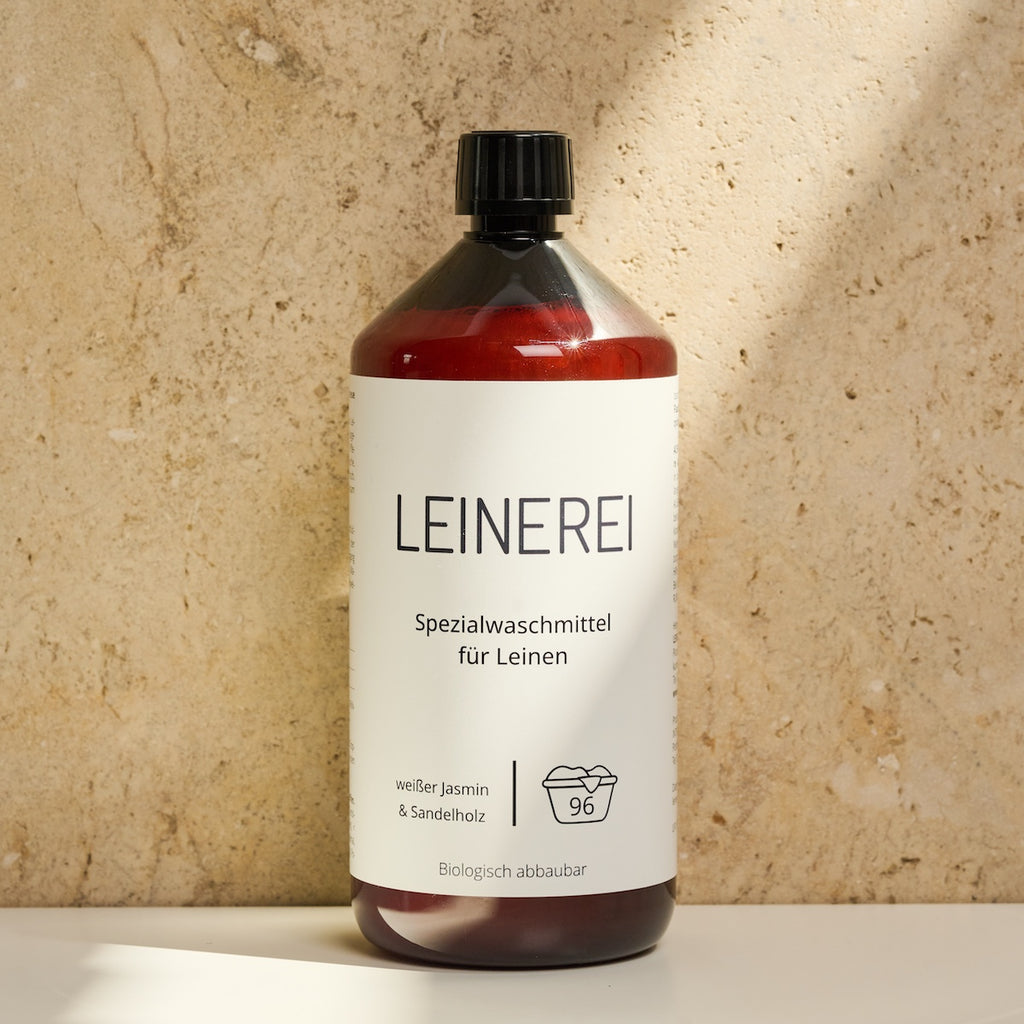 Leinen-Waschmittel von LEINEREI - Premium Leinenpflege, made in Germany. Biologisch abbaubar. Konzentrat für nachhaltigen Gebrauch.