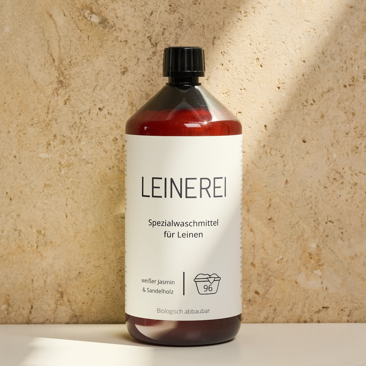 Leinen-Waschmittel von LEINEREI - Premium Leinenpflege, made in Germany. Biologisch abbaubar. Konzentrat für nachhaltigen Gebrauch.