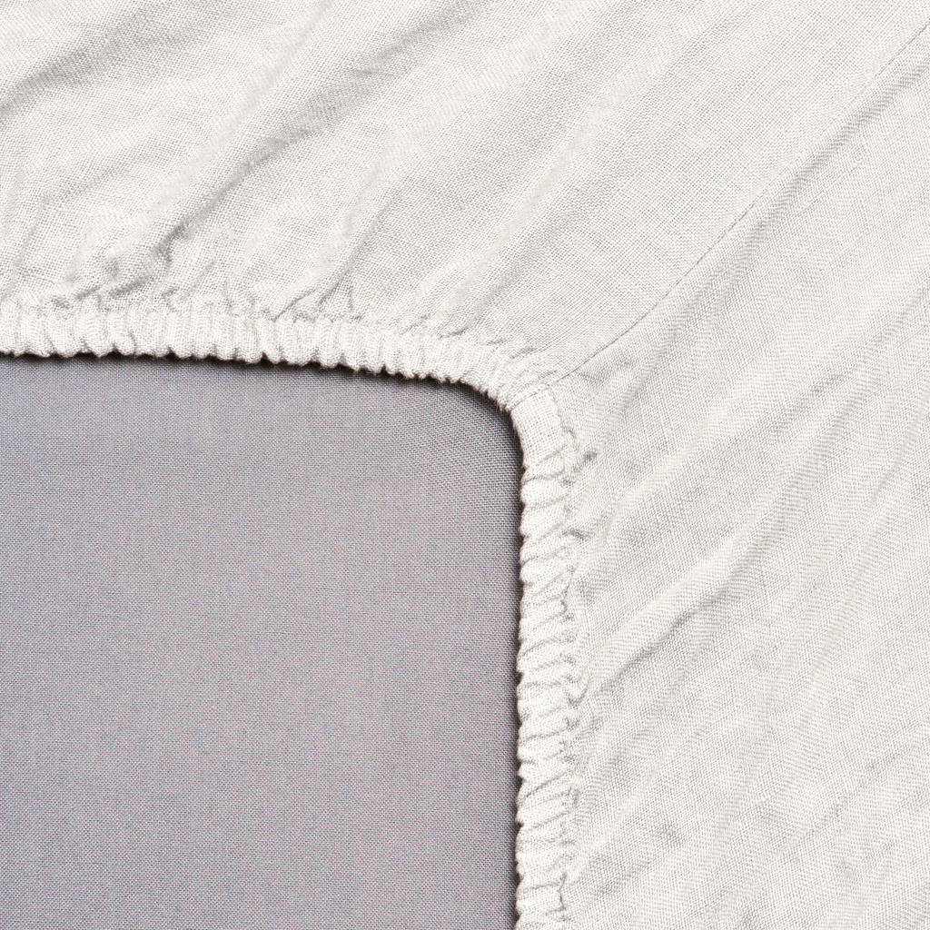 Detailansicht des Leinen-Spannbettlaken Alpinweiß, ideal für Standard und Boxspring-Matratzen.