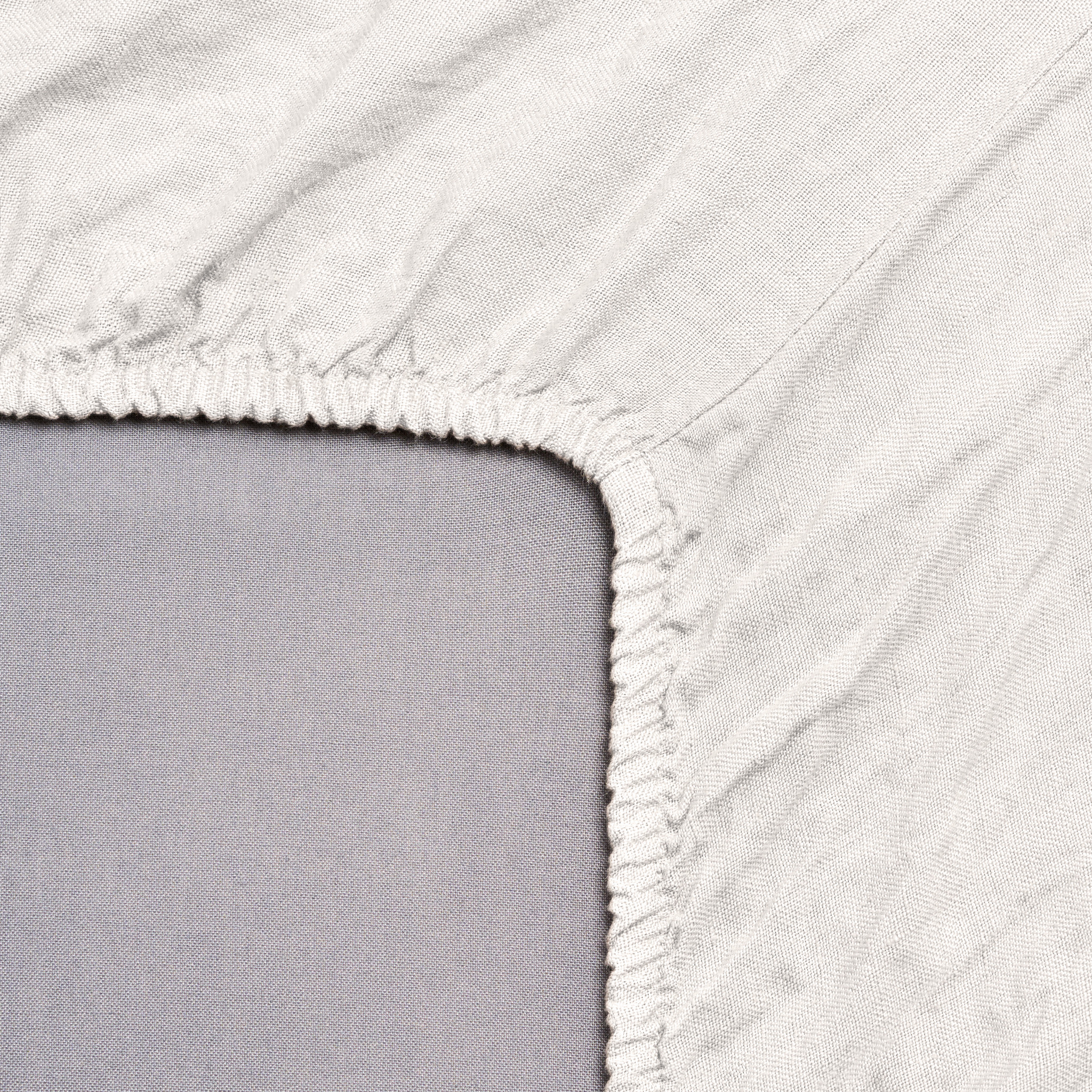 Detailansicht des Leinen-Spannbettlaken Alpinweiß, ideal für Standard und Boxspring-Matratzen.