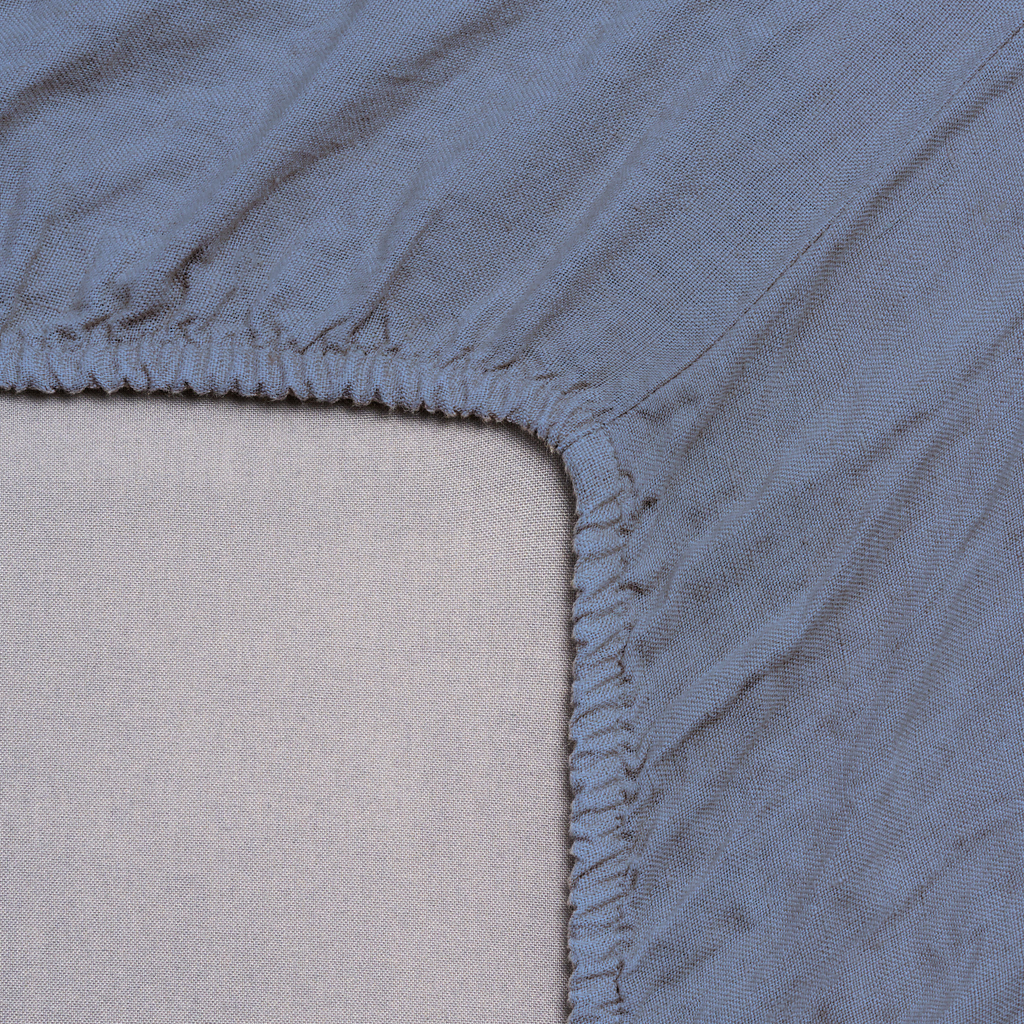 Leinen-Spannbettlaken Atlantikblau in Nahaufnahme, ideal für Boxspring-Matratzen mit 20cm bis 28cm Steghöhe.