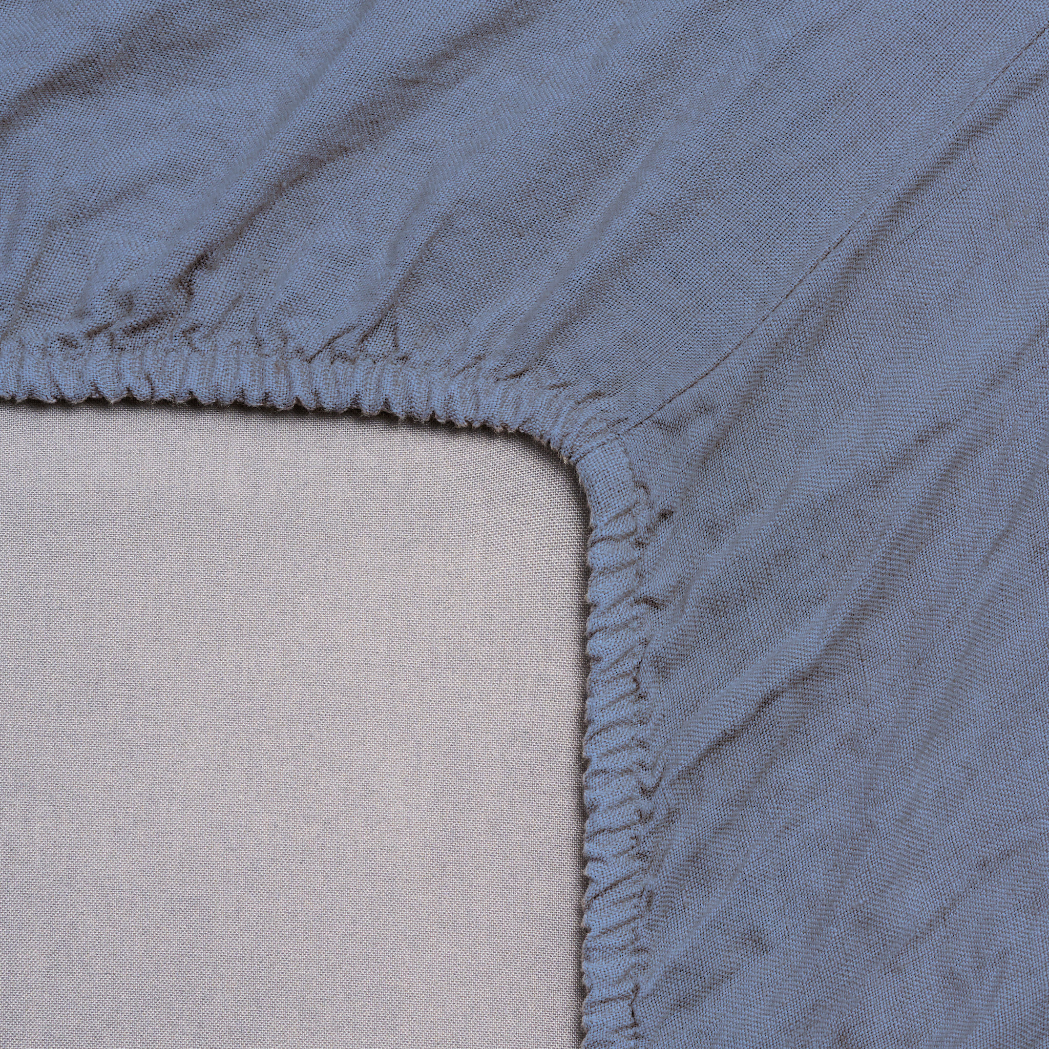 Leinen-Spannbettlaken Atlantikblau in Nahaufnahme, ideal für Boxspring-Matratzen mit 20cm bis 28cm Steghöhe.