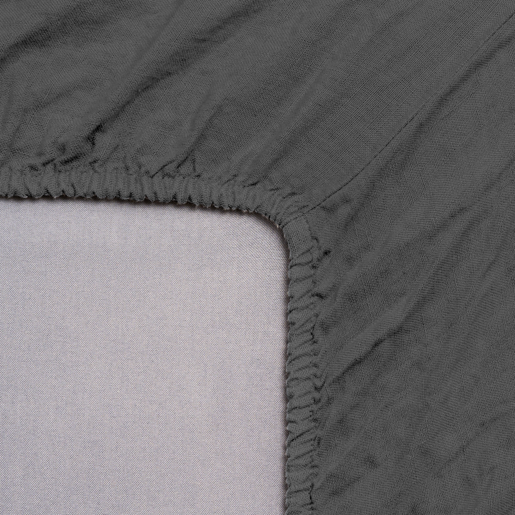 Leinen-Spannbettlaken anthrazit von LEINEREI - Premium Leinen, made in Europe. 100% gewaschenes Leinen mit Soft-Touch Finish.