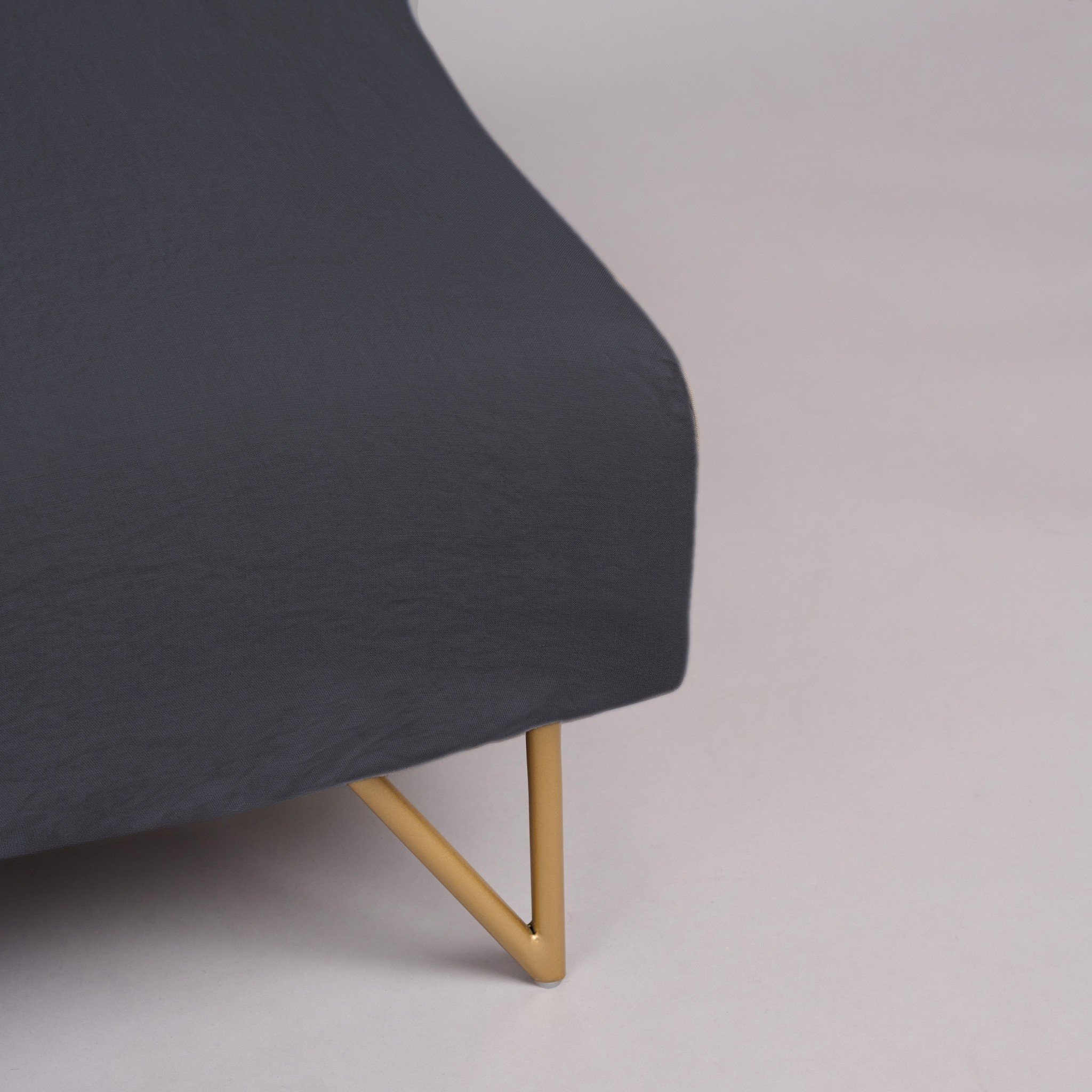 Leinen-Spannbettlaken anthrazit von LEINEREI - Premium Leinen, made in Europe. 100% gewaschenes Leinen mit Soft-Touch Finish.