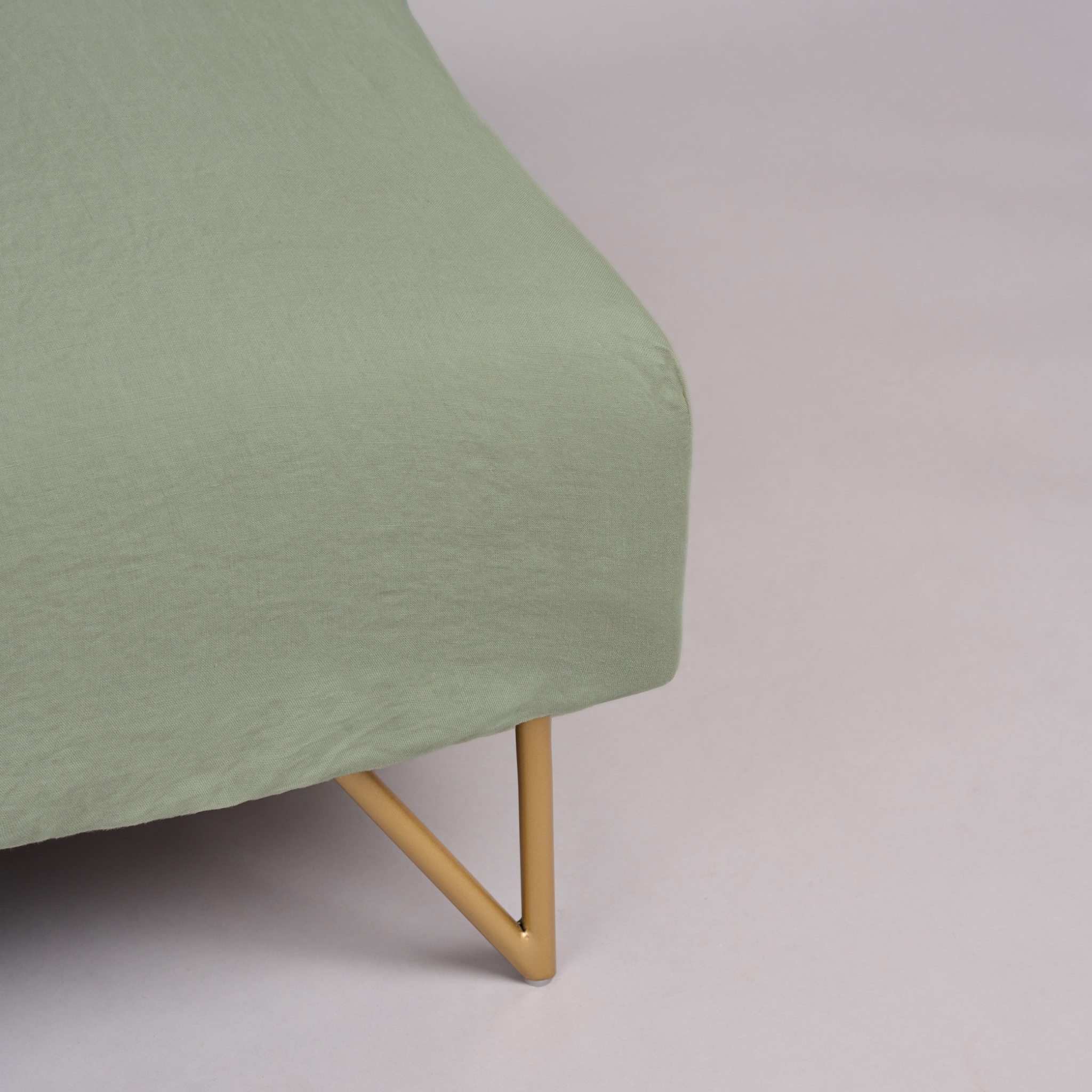 Leinen-Spannbettlaken grün von LEINEREI - Premium Leinen, made in Europe aus 100% gewaschenem Leinen. Weiches Leinen für maximalen Komfort. Hochwertig und nachhaltig produziert.