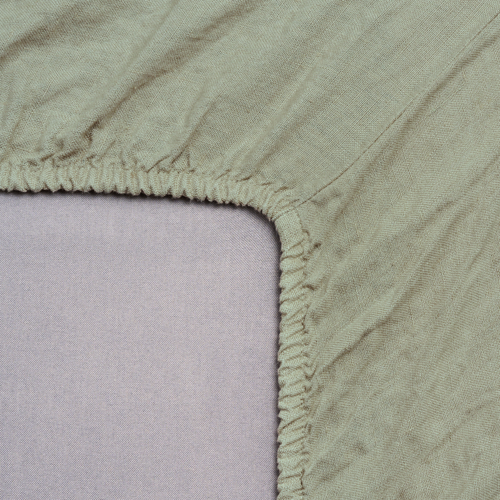 Leinen-Spannbettlaken grün von LEINEREI - Premium Leinen, made in Europe aus 100% gewaschenem Leinen. Weiches Leinen für maximalen Komfort. Hochwertig und nachhaltig produziert.