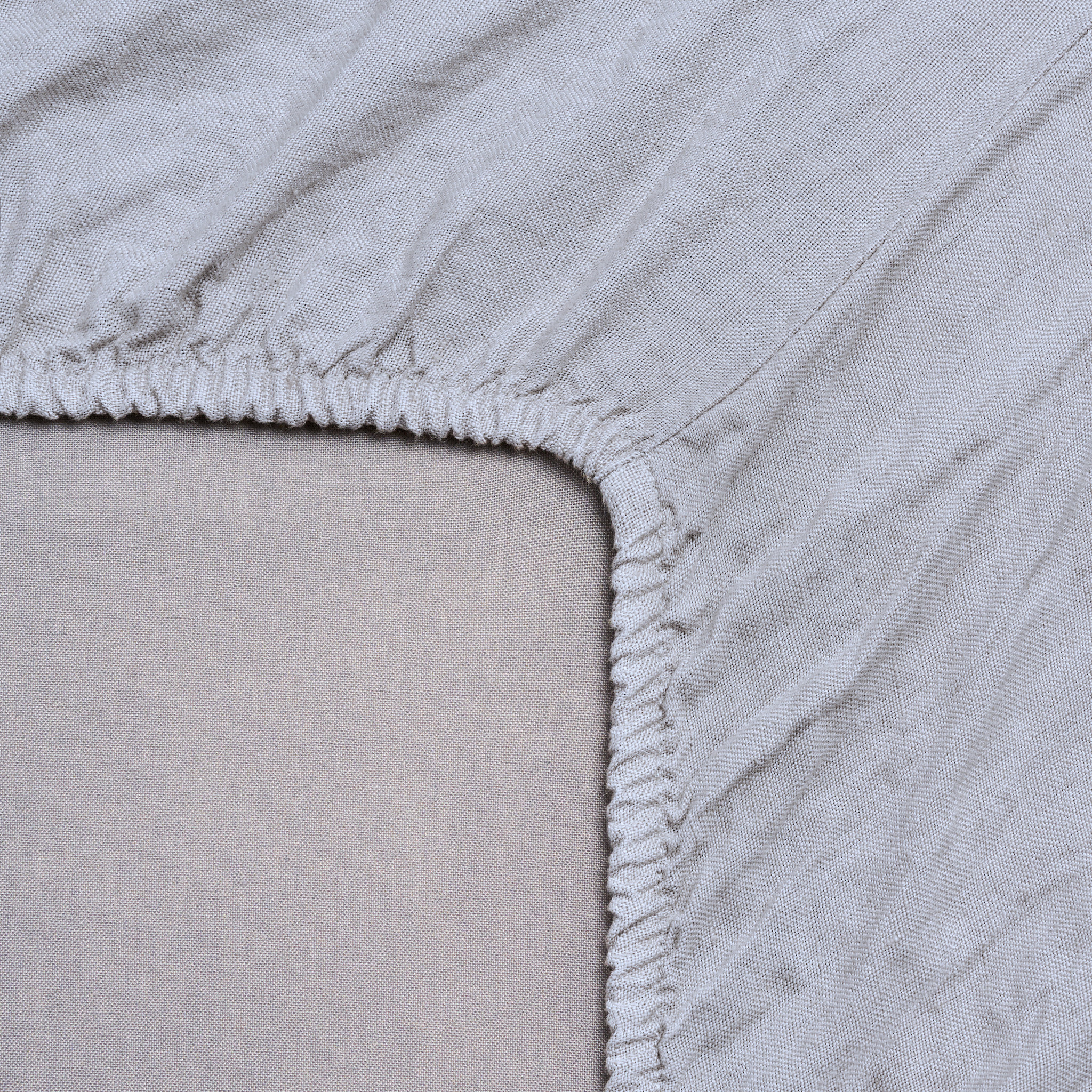 Leinen-Spannbettlaken grau von LEINEREI - Premium Leinen, made in Europe aus 100% gewaschenem Leinen. Weiches Leinen für maximalen Komfort. Hochwertig und nachhaltig produziert.