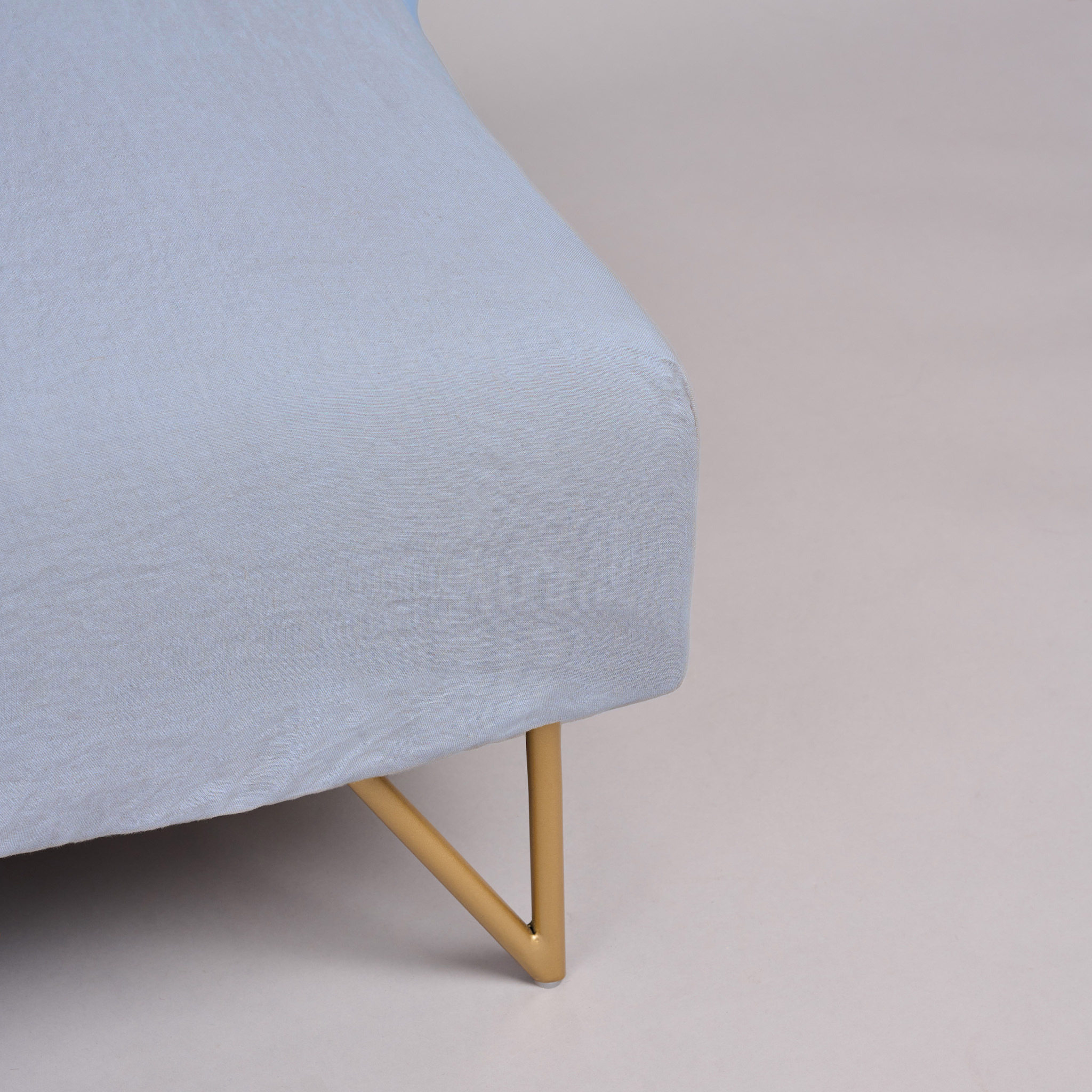 Leinen-Spannbettlaken blau von LEINEREI - Premium Leinen, made in Europe aus 100% gewaschenem Leinen. Weiches Leinen für maximalen Komfort. Hochwertig und nachhaltig produziert.