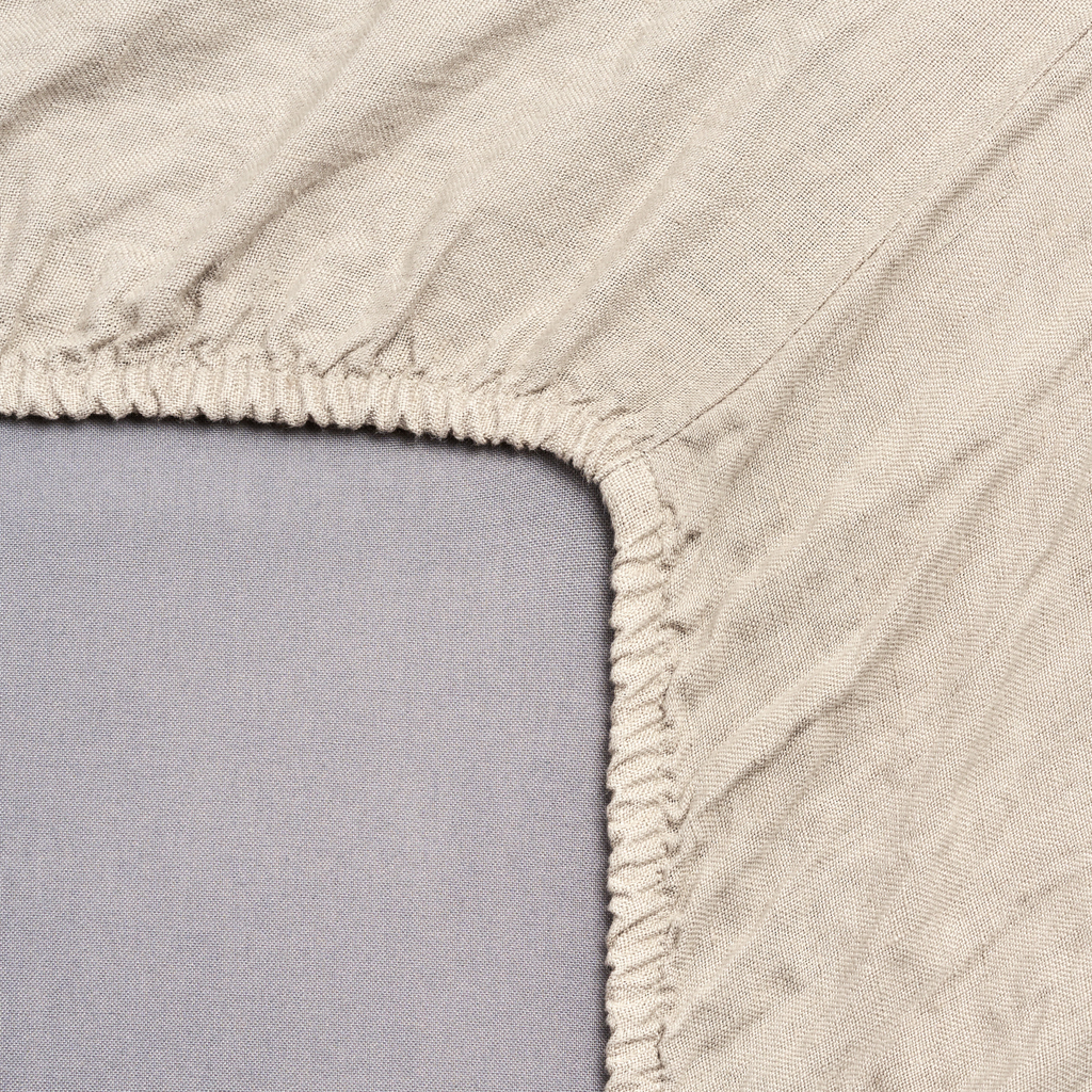 Leinen-Spannbettlaken beige von LEINEREI - Premium Leinen, made in Europe. 100% gewaschenes Leinen mit Soft-Touch Finish.