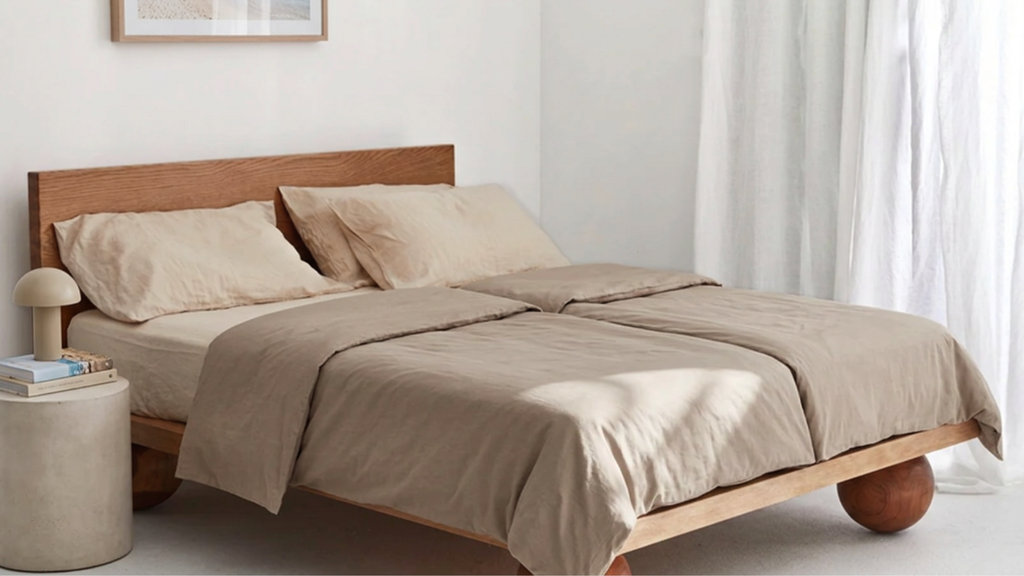Leinenbettwäsche Taupe auf einem modernen Bett mit Holzrahmen und passender Bettwäsche.