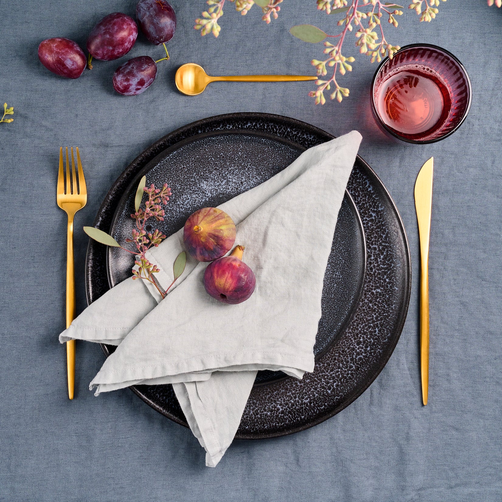 Leinen-Serviette grau von LEINEREI - Premium Leinen, made in Europe aus 100% gewaschenem Leinen. Weiches Leinen für maximalen Komfort. Hochwertig und nachhaltig produziert.