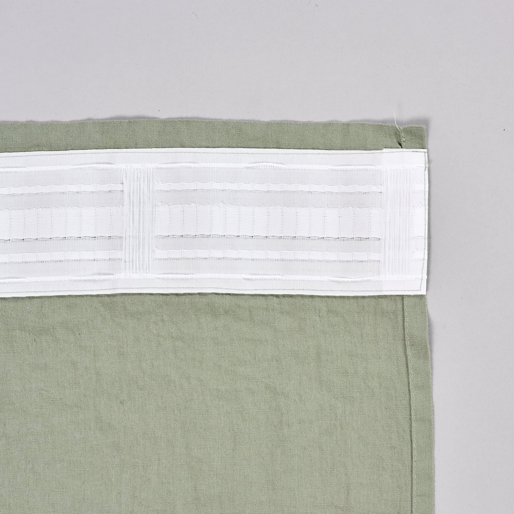 Leinen-Vorhang grün von LEINEREI - Premium Leinen, made in Europe aus 100% gewaschenem Leinen. Weiches Leinen für maximalen Komfort. Hochwertig und nachhaltig produziert.