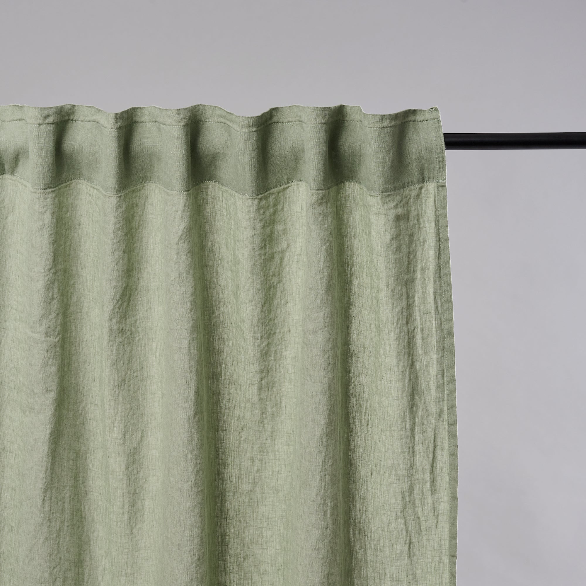 Leinen-Vorhang grün von LEINEREI - Premium Leinen, made in Europe aus 100% gewaschenem Leinen. Weiches Leinen für maximalen Komfort. Hochwertig und nachhaltig produziert.