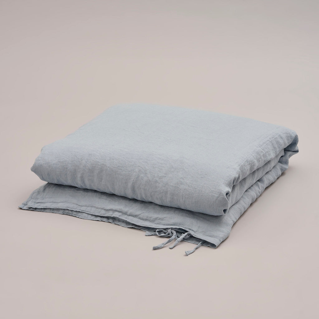 Leinen-Bettdecke blau von LEINEREI - Premium Leinen, made in Europe aus 100% gewaschenem Leinen. Weiches Leinen für maximalen Komfort. Hochwertig und nachhaltig produziert.