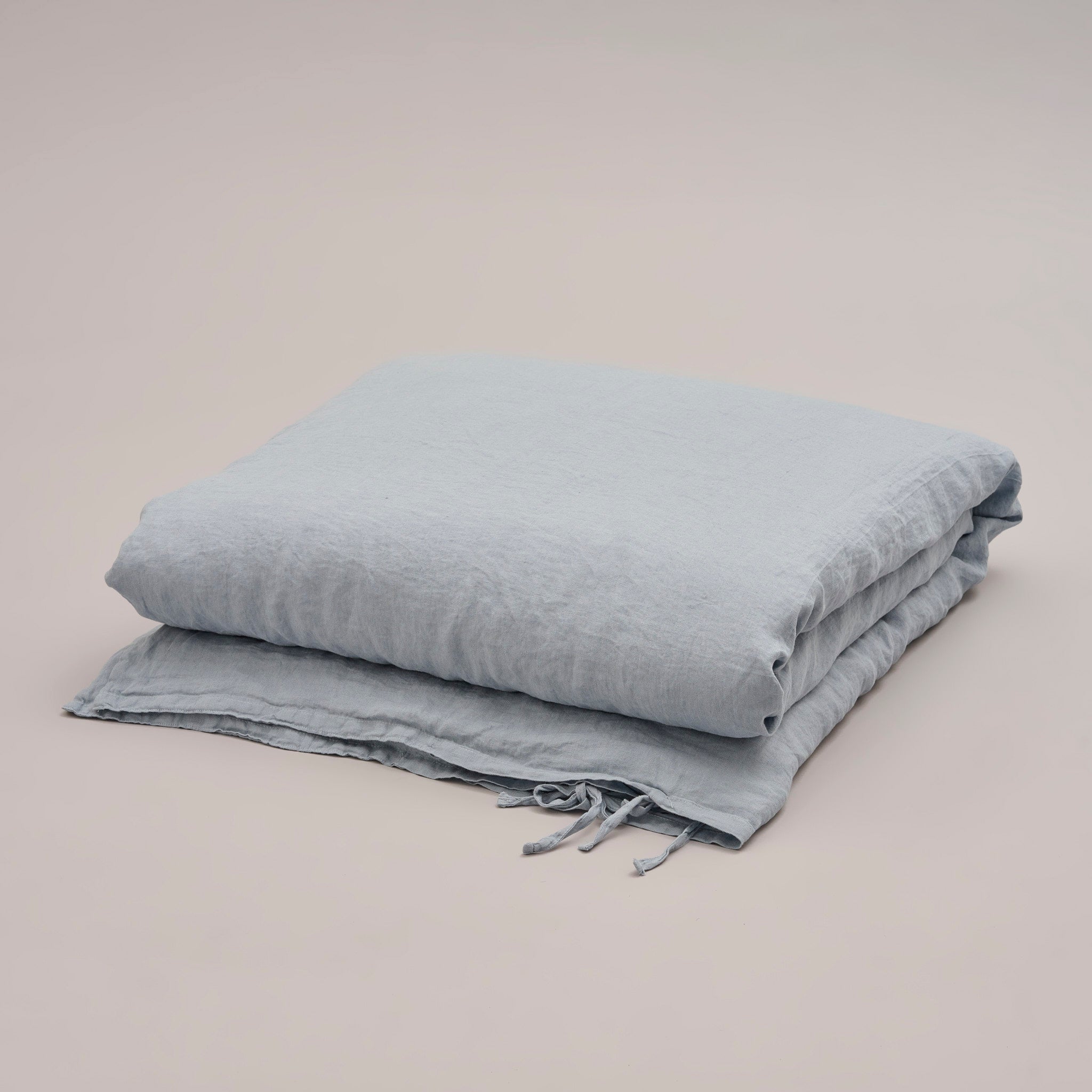 Leinen-Bettdecke blau von LEINEREI - Premium Leinen, made in Europe aus 100% gewaschenem Leinen. Weiches Leinen für maximalen Komfort. Hochwertig und nachhaltig produziert.
