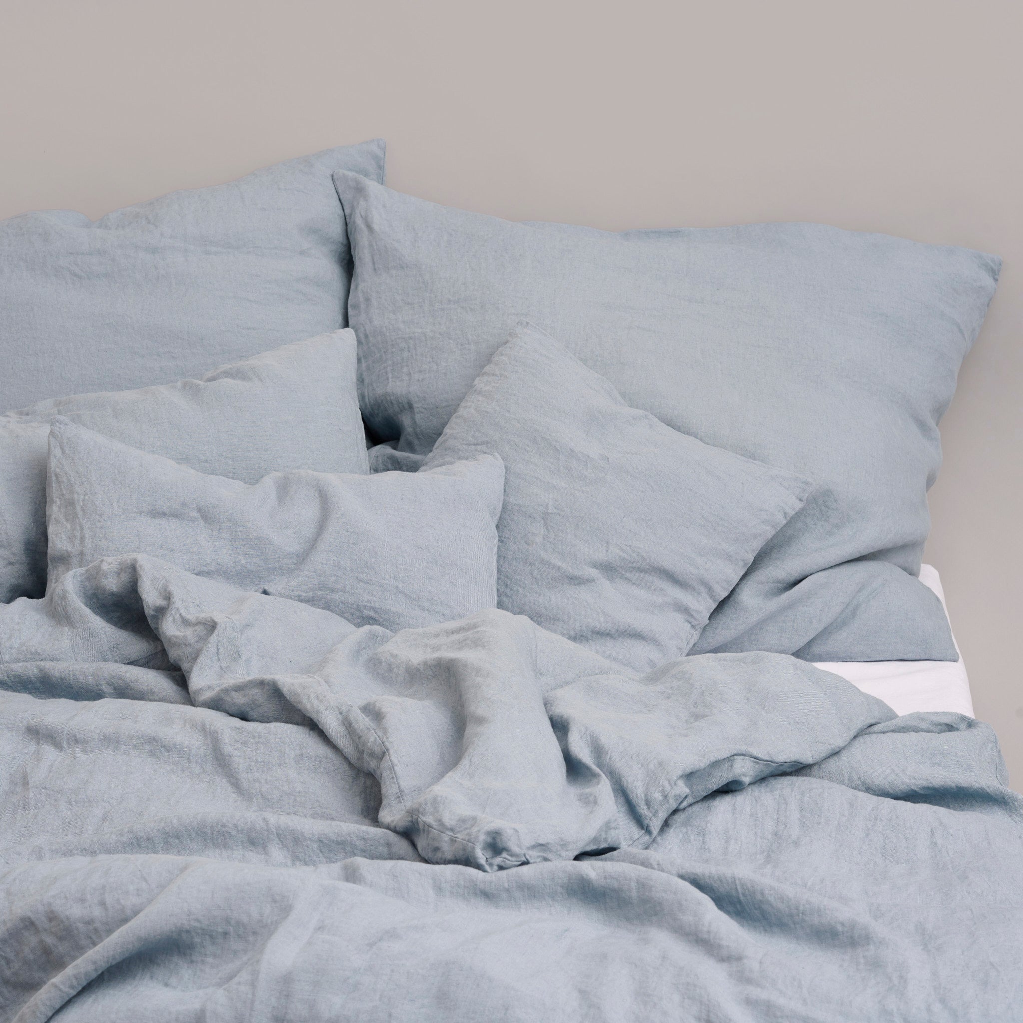 Leinen-Kopfkissen blau von LEINEREI - Premium Leinen, made in Europe aus 100% gewaschenem Leinen. Weiches Leinen für maximalen Komfort. Hochwertig und nachhaltig produziert.
