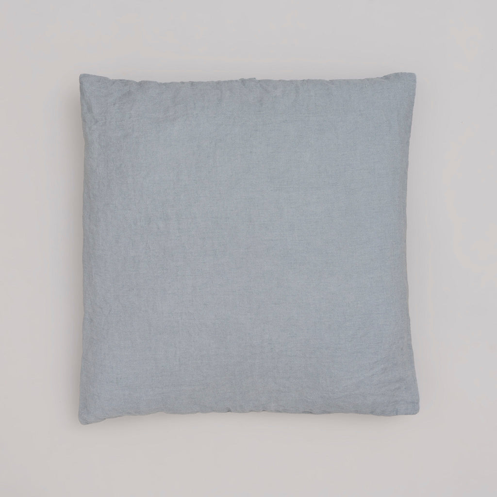 Leinen-Sofakissen blau von LEINEREI - Premium Leinen, made in Europe aus 100% gewaschenem Leinen. Weiches Leinen für maximalen Komfort. Hochwertig und nachhaltig produziert.