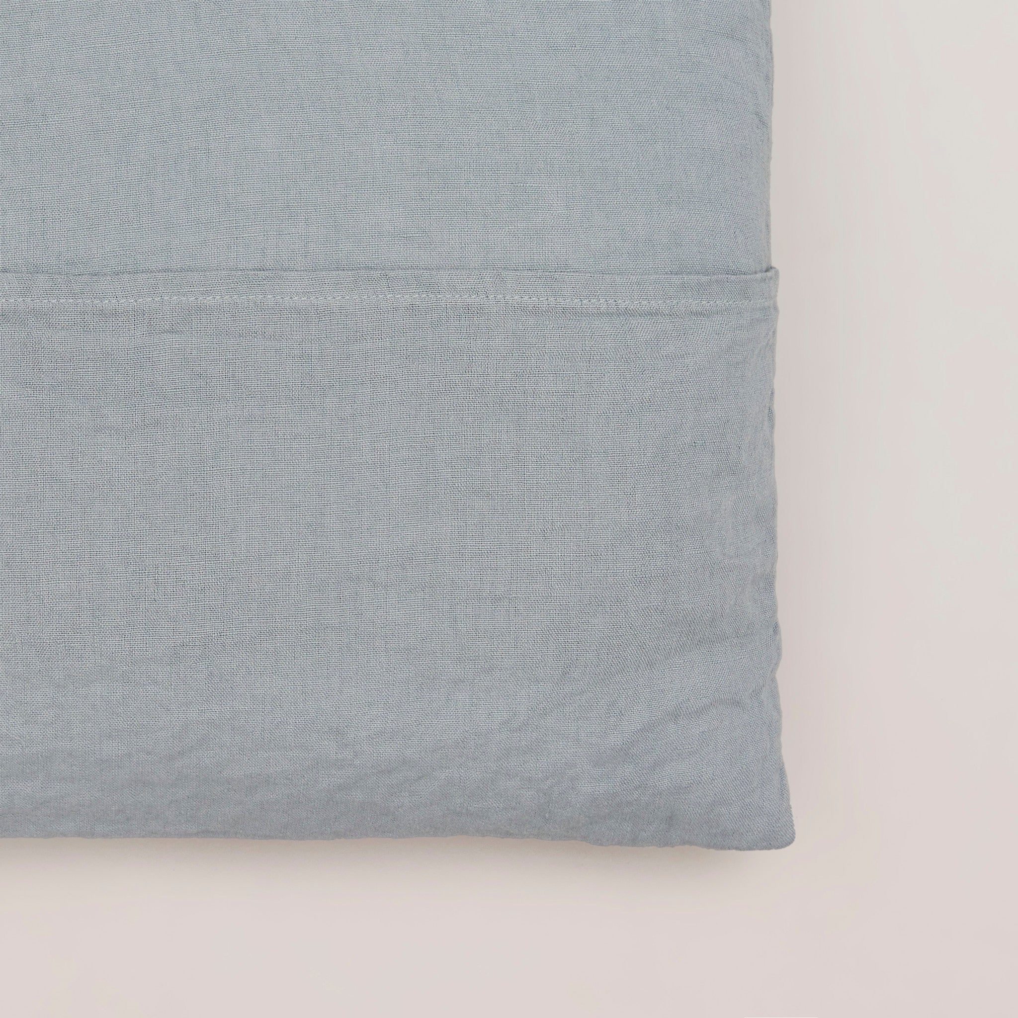 Leinen-Kopfkissen blau von LEINEREI - Premium Leinen, made in Europe aus 100% gewaschenem Leinen. Weiches Leinen für maximalen Komfort. Hochwertig und nachhaltig produziert.