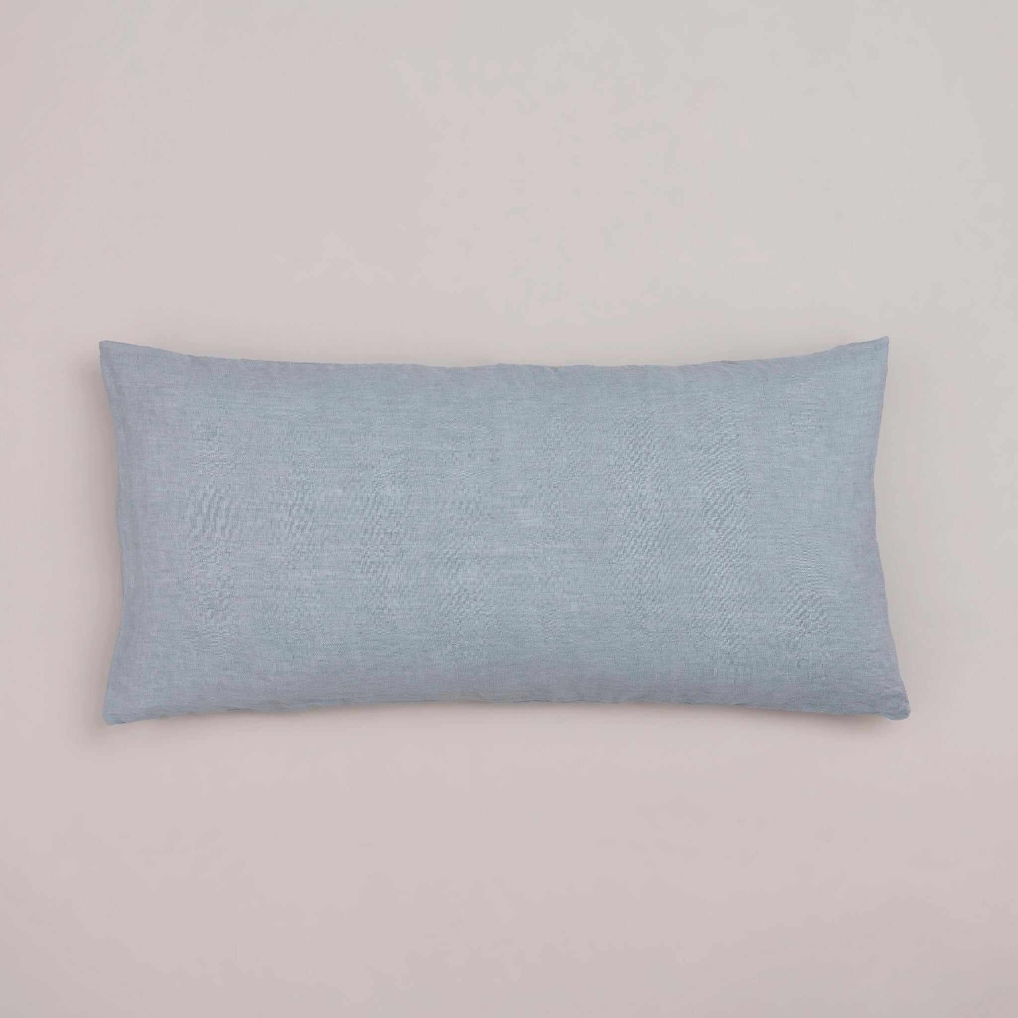 Leinen-Kopfkissen blau von LEINEREI - Premium Leinen, made in Europe aus 100% gewaschenem Leinen. Weiches Leinen für maximalen Komfort. Hochwertig und nachhaltig produziert.