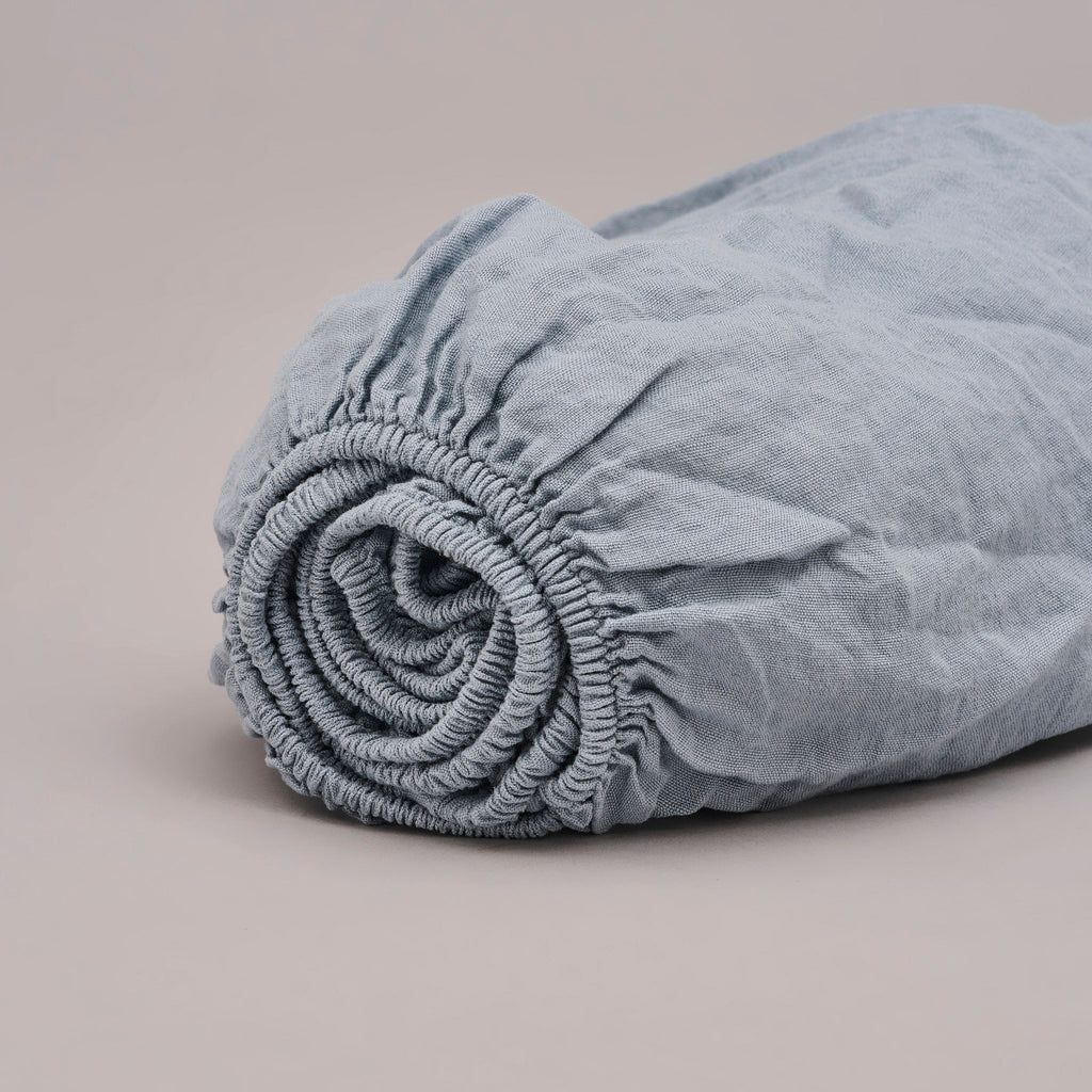 Leinen-Spannbettlaken blau von LEINEREI - Premium Leinen, made in Europe aus 100% gewaschenem Leinen. Weiches Leinen für maximalen Komfort. Hochwertig und nachhaltig produziert.