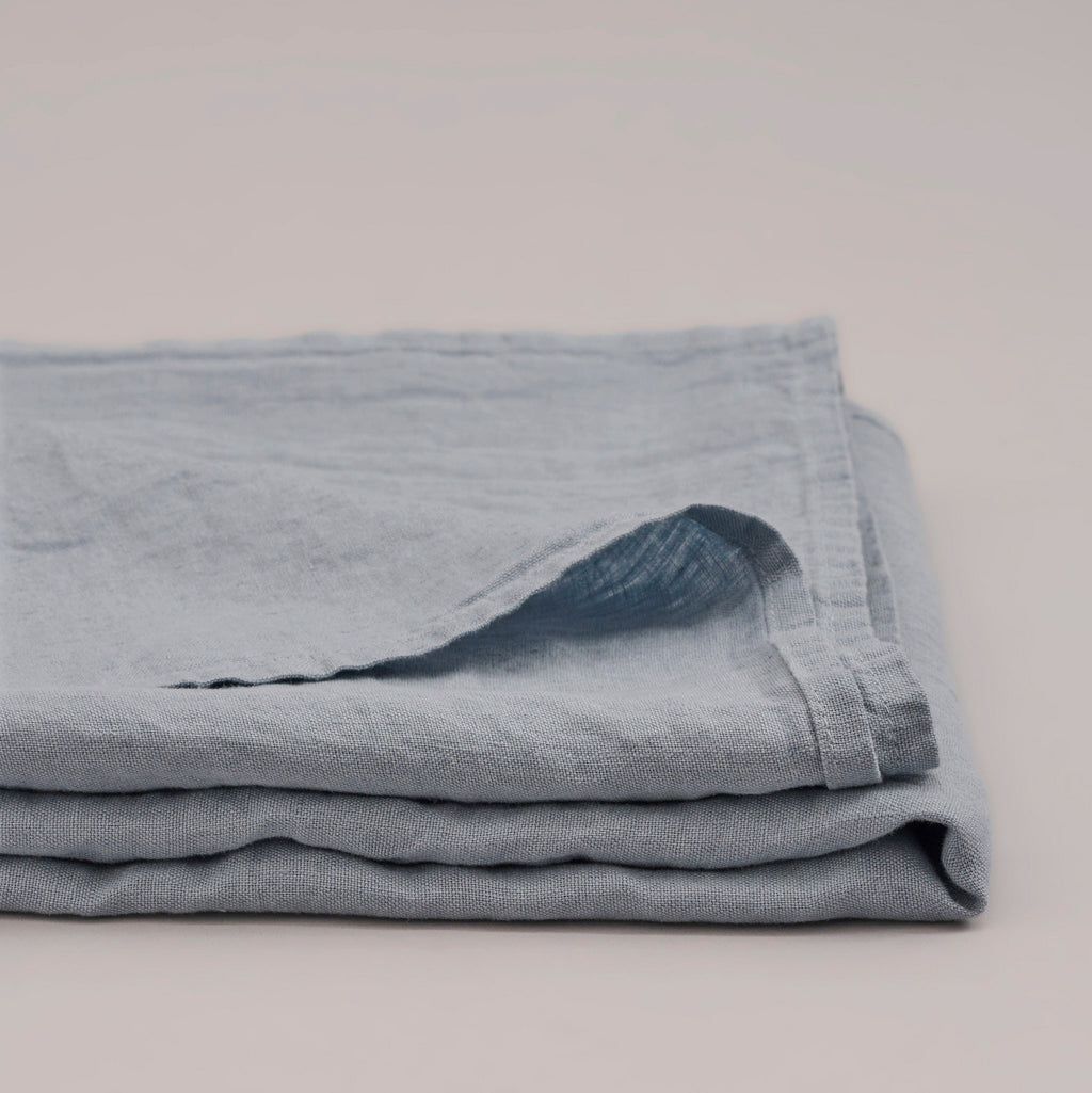 Leinen-Tischdecke blau von LEINEREI - Premium Leinen, made in Europe aus 100% gewaschenem Leinen. Weiches Leinen für maximalen Komfort. Hochwertig und nachhaltig produziert.