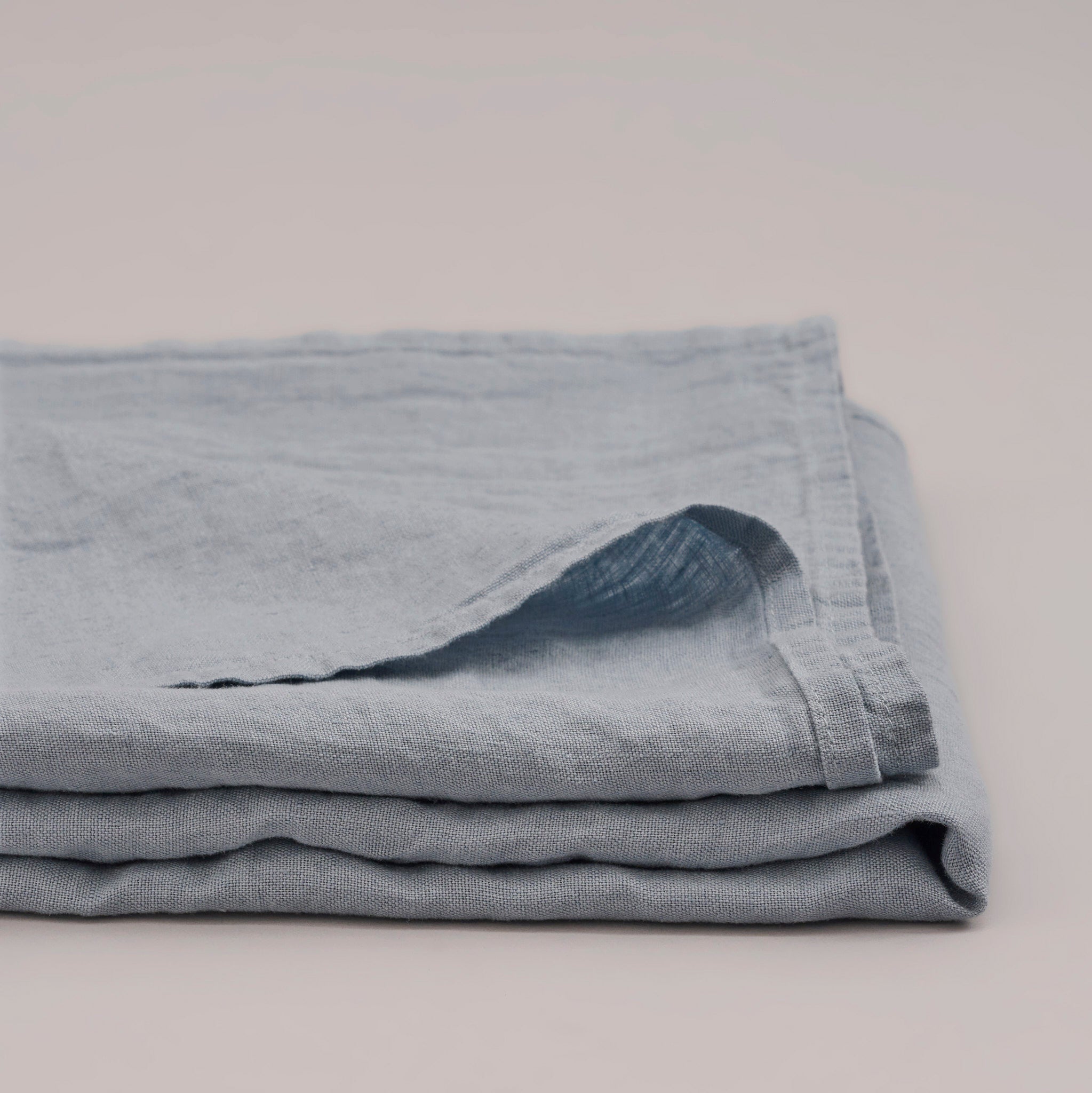 Leinen-Tischdecke blau von LEINEREI - Premium Leinen, made in Europe aus 100% gewaschenem Leinen. Weiches Leinen für maximalen Komfort. Hochwertig und nachhaltig produziert.
