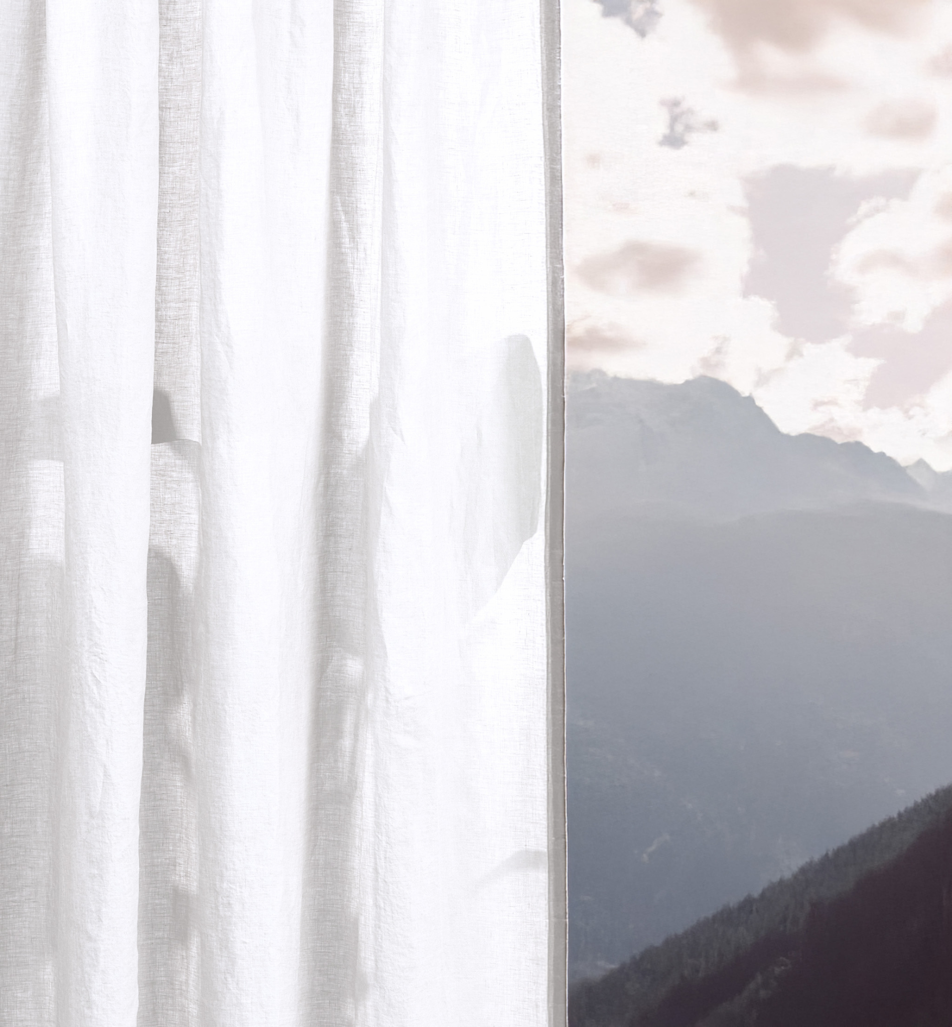 Leinen-Vorhang Alpinweiß, 2 Stück im Fenster mit Bergblick, lichtdurchlässig und nachhaltig.
