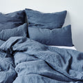 Leinen-Deckenbezug Atlantikblau, luxuriöse 100% Leinen Bettwäsche in tiefem Blau, perfekte maritime Schlafzimmeratmosphäre.