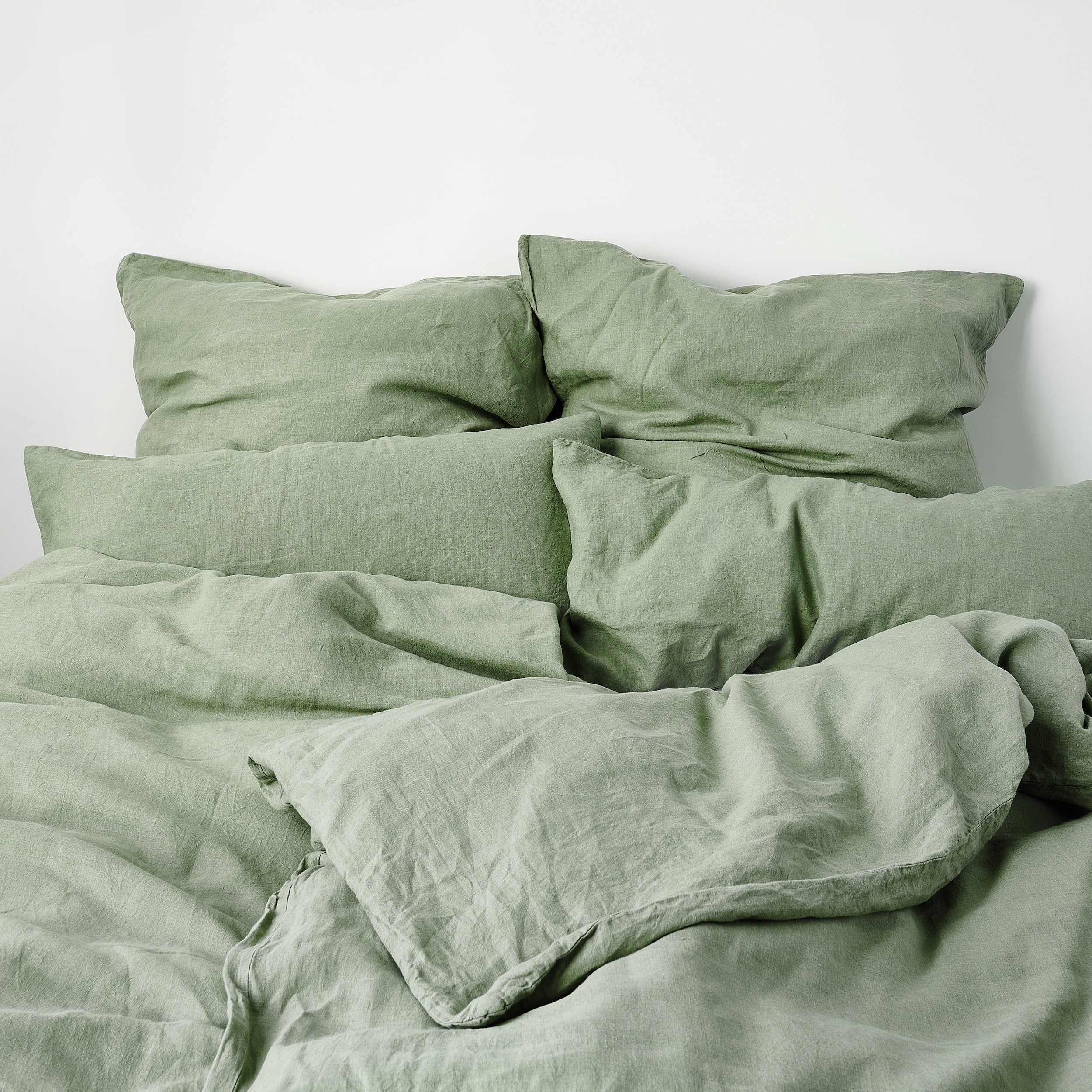 Leinen-Kopfkissen grün von LEINEREI - Premium Leinen, made in Europe aus 100% gewaschenem Leinen. Weiches Leinen für maximalen Komfort. Hochwertig und nachhaltig produziert.