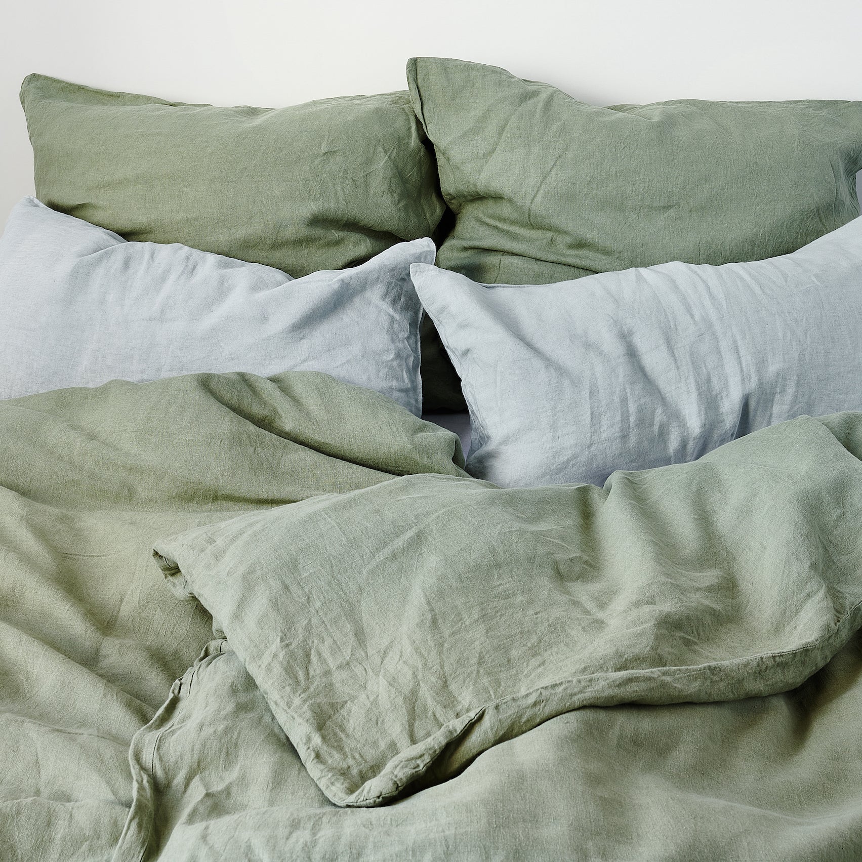 Leinen-Kopfkissen grün von LEINEREI - Premium Leinen, made in Europe aus 100% gewaschenem Leinen. Weiches Leinen für maximalen Komfort. Hochwertig und nachhaltig produziert.