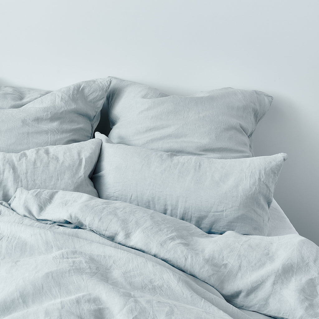 Leinen-Kopfkissen grau von LEINEREI - Premium Leinen, made in Europe aus 100% gewaschenem Leinen. Weiches Leinen für maximalen Komfort. Hochwertig und nachhaltig produziert.