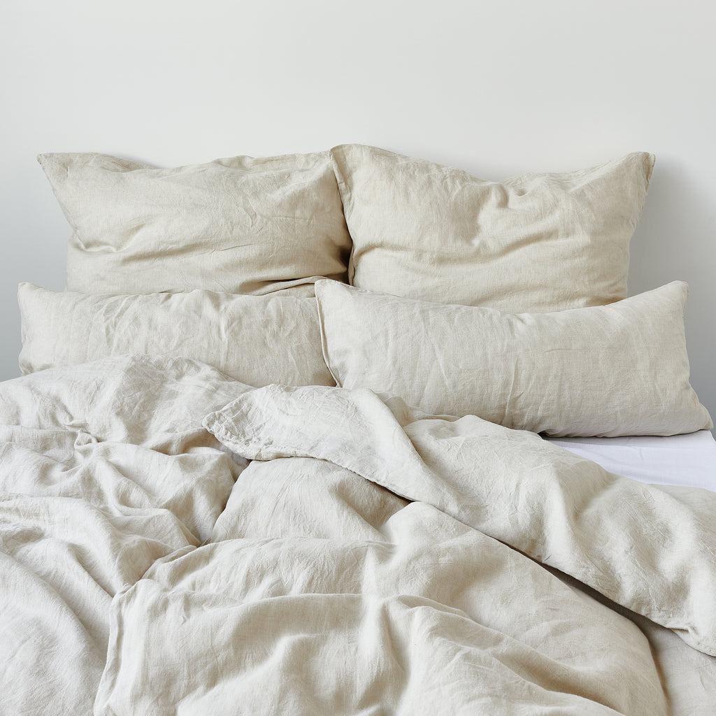 Leinen-Kopfkissen beige von LEINEREI - Premium Leinen, made in Europe. 100% gewaschenes Leinen mit Soft-Touch Finish.