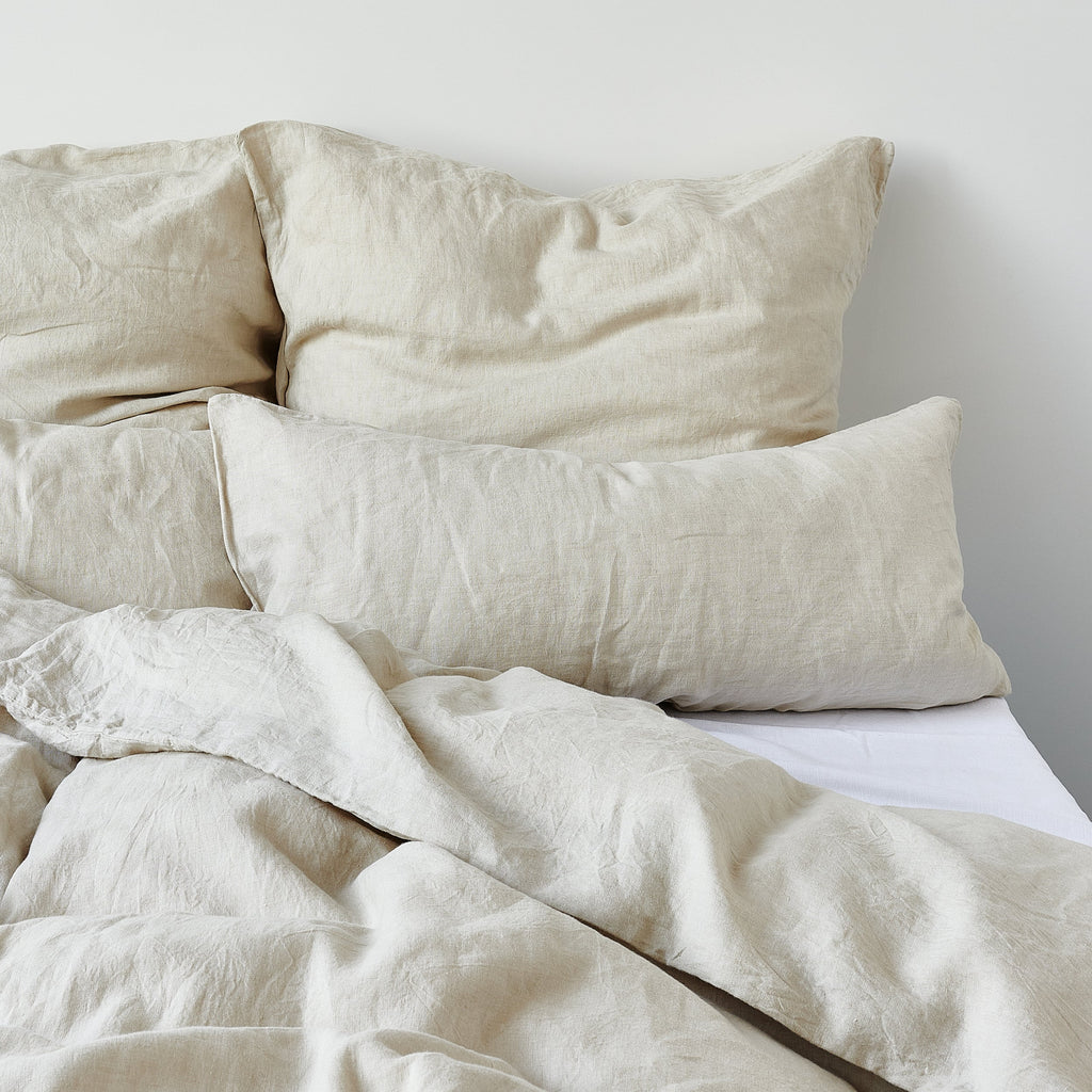 Leinen-Kopfkissen beige von LEINEREI - Premium Leinen, made in Europe. 100% gewaschenes Leinen mit Soft-Touch Finish.