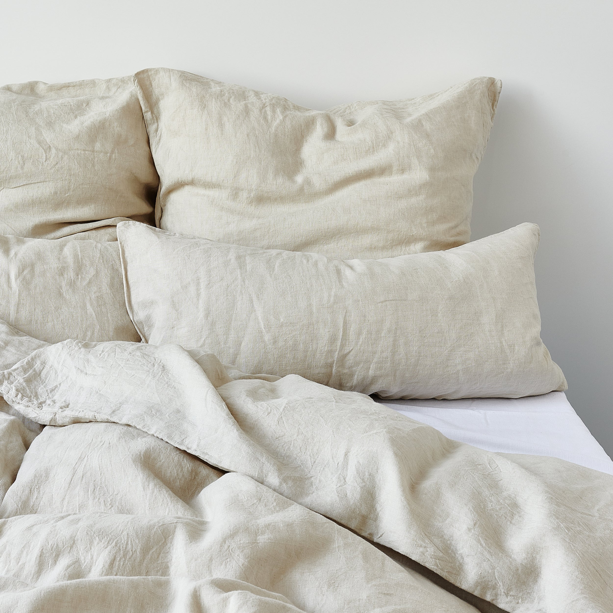 Leinen-Kopfkissen beige von LEINEREI - Premium Leinen, made in Europe. 100% gewaschenes Leinen mit Soft-Touch Finish.