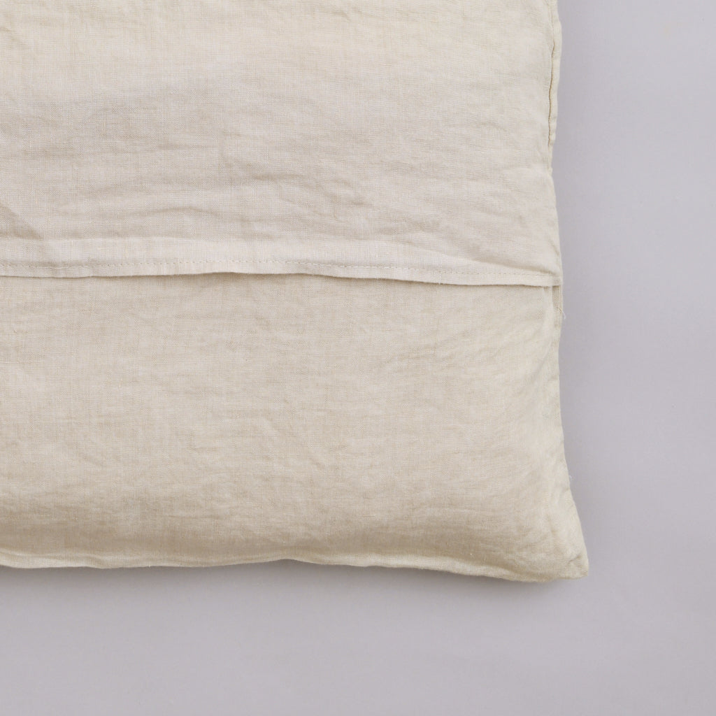 Leinen-Kopfkissen beige von LEINEREI - Premium Leinen, made in Europe. 100% gewaschenes Leinen mit Soft-Touch Finish.
