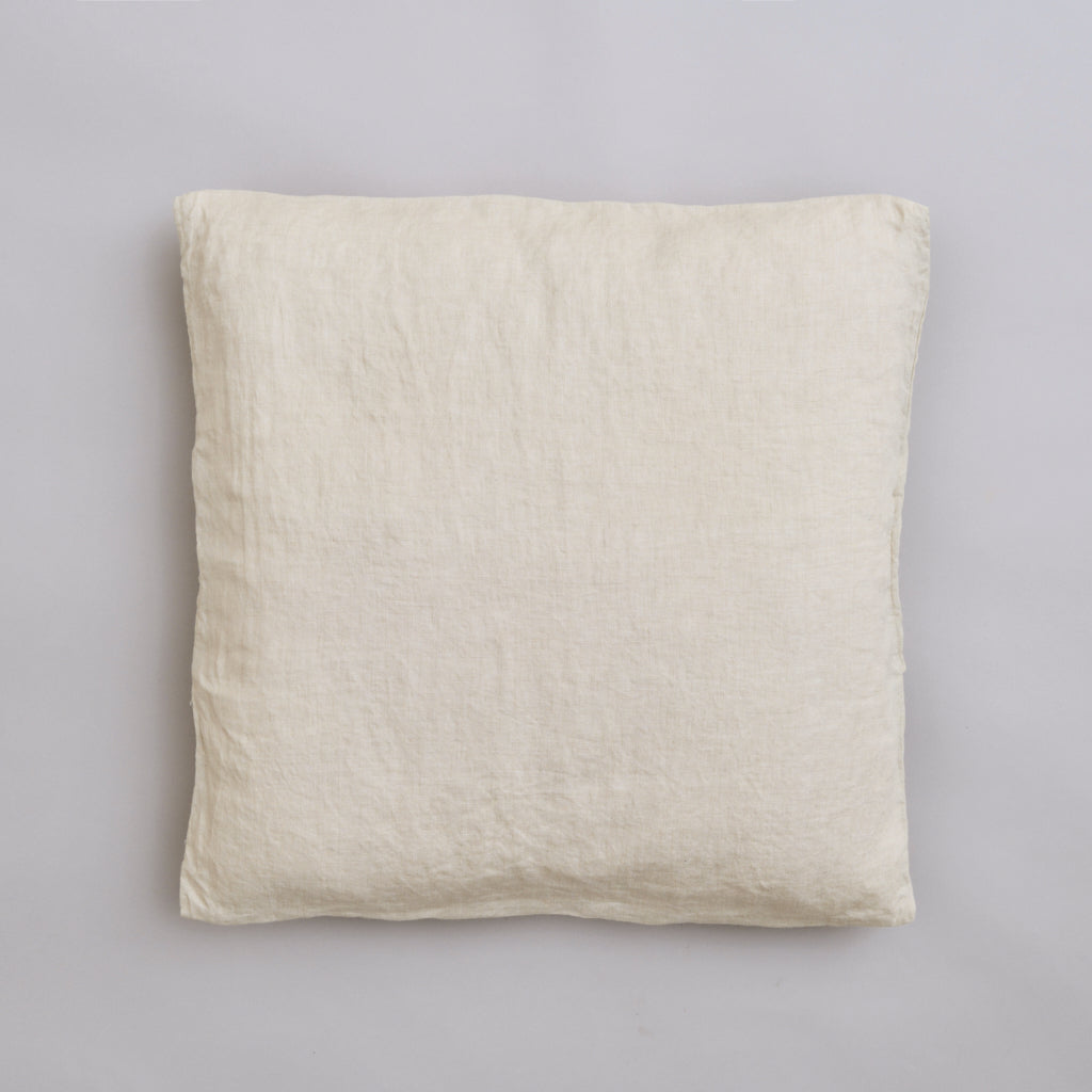Leinen-Kopfkissen beige von LEINEREI - Premium Leinen, made in Europe. 100% gewaschenes Leinen mit Soft-Touch Finish.