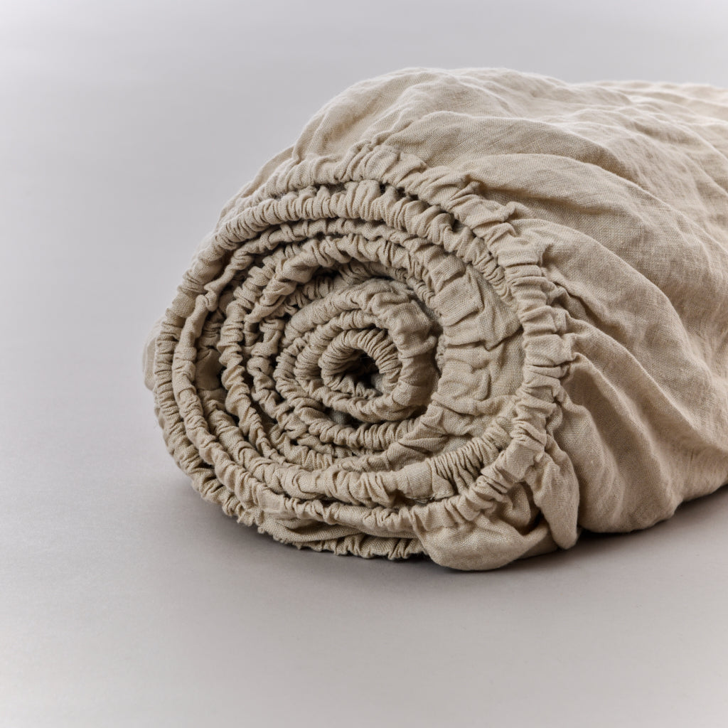 Leinen-Spannbettlaken beige von LEINEREI - Premium Leinen, made in Europe. 100% gewaschenes Leinen mit Soft-Touch Finish.