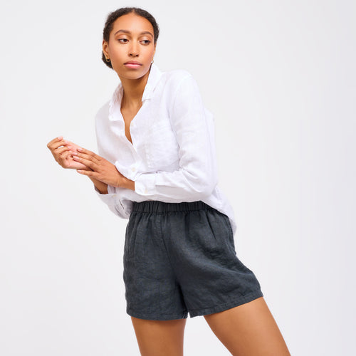 Leinen-Damen Shorts anthrazit von LEINEREI - Premium Leinen, made in Europe aus 100% gewaschenem Leinen. Weiches Leinen für maximalen Komfort. Hochwertig und nachhaltig produziert.