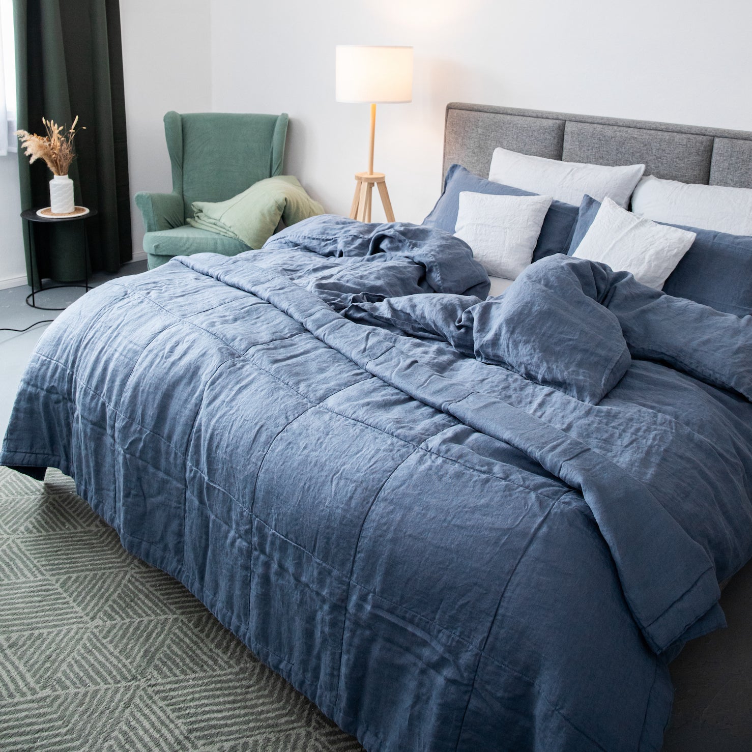 Gesteppte Tagesdecke aus Leinen in Atlantikblau auf einem Bett in modernem Schlafzimmer, stilvoll und bequem.